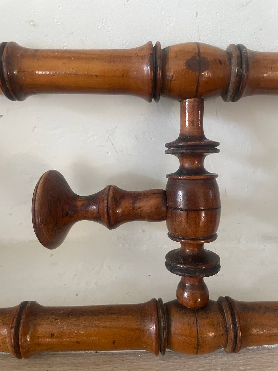 Coat rack with three hooks in turned bamboo-style wood, late 19th century