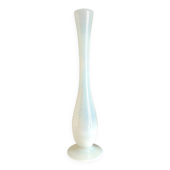 Vase, soliflore en opaline blanche