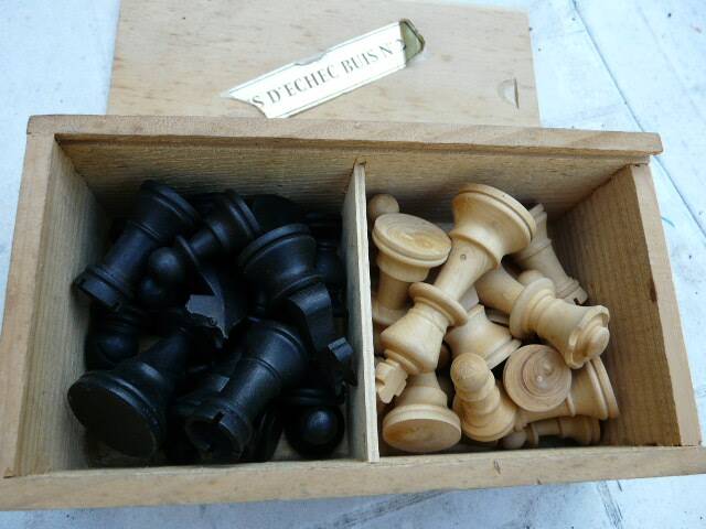 Vintage Staunton chess set in solid boxwood – Size 2 in its box.