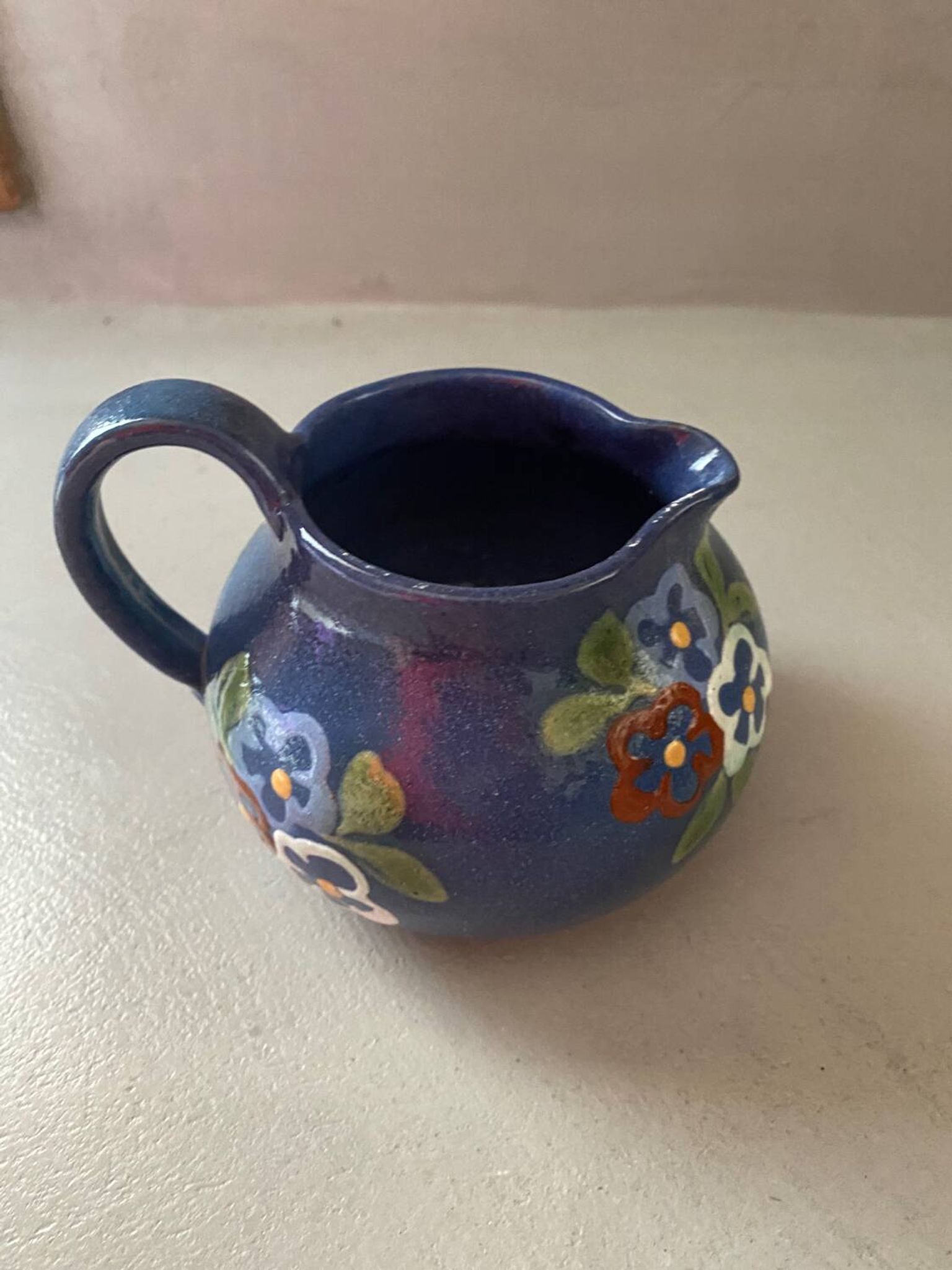 Pichet bleu et fleurs prop art jean garillon soufflenheim alsace