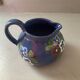 Pichet bleu et fleurs prop art jean garillon soufflenheim alsace