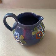 Pichet bleu et fleurs prop art jean garillon soufflenheim alsace