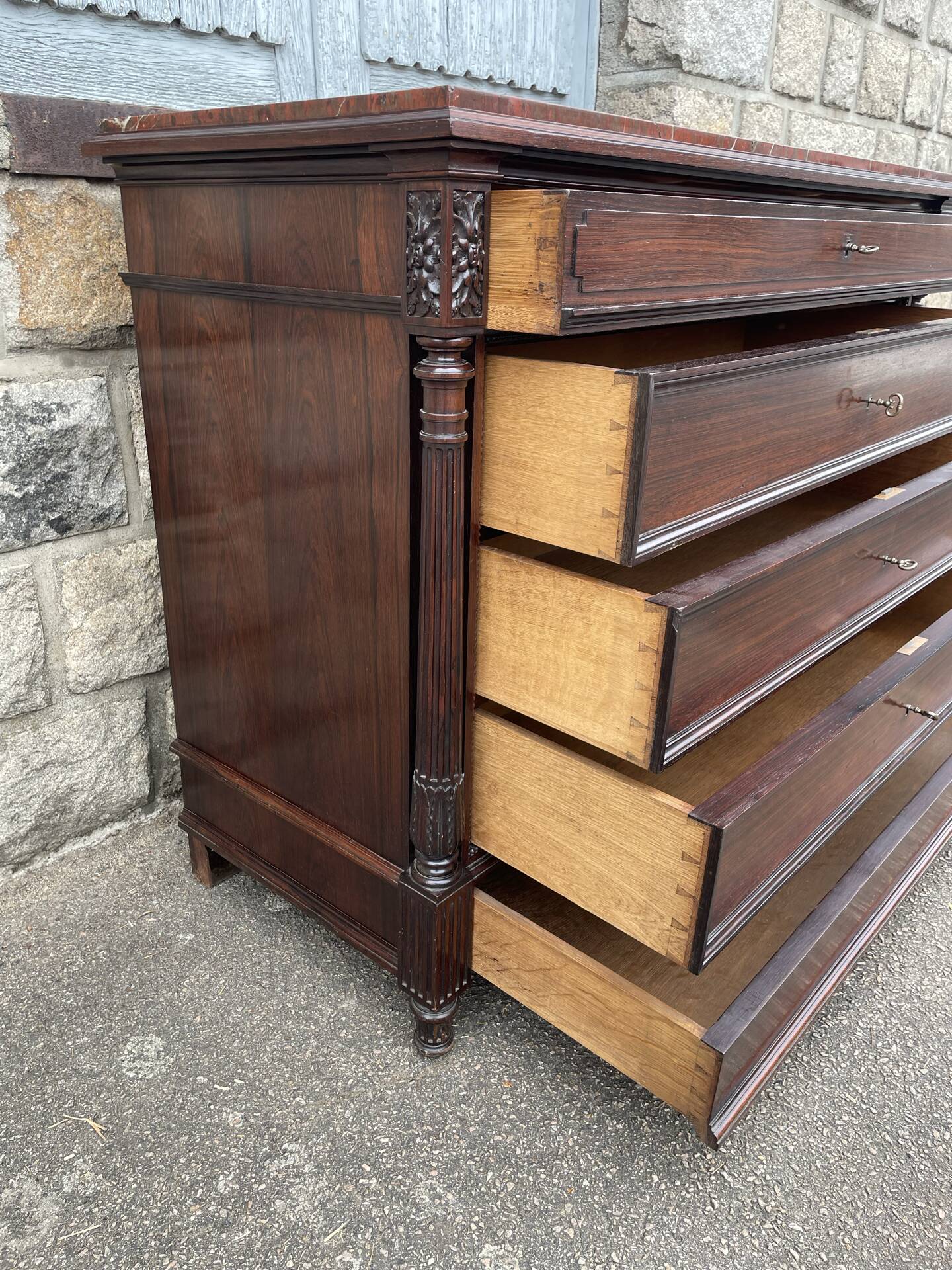 Louis Philippe commode / chest from the 19th century. Op