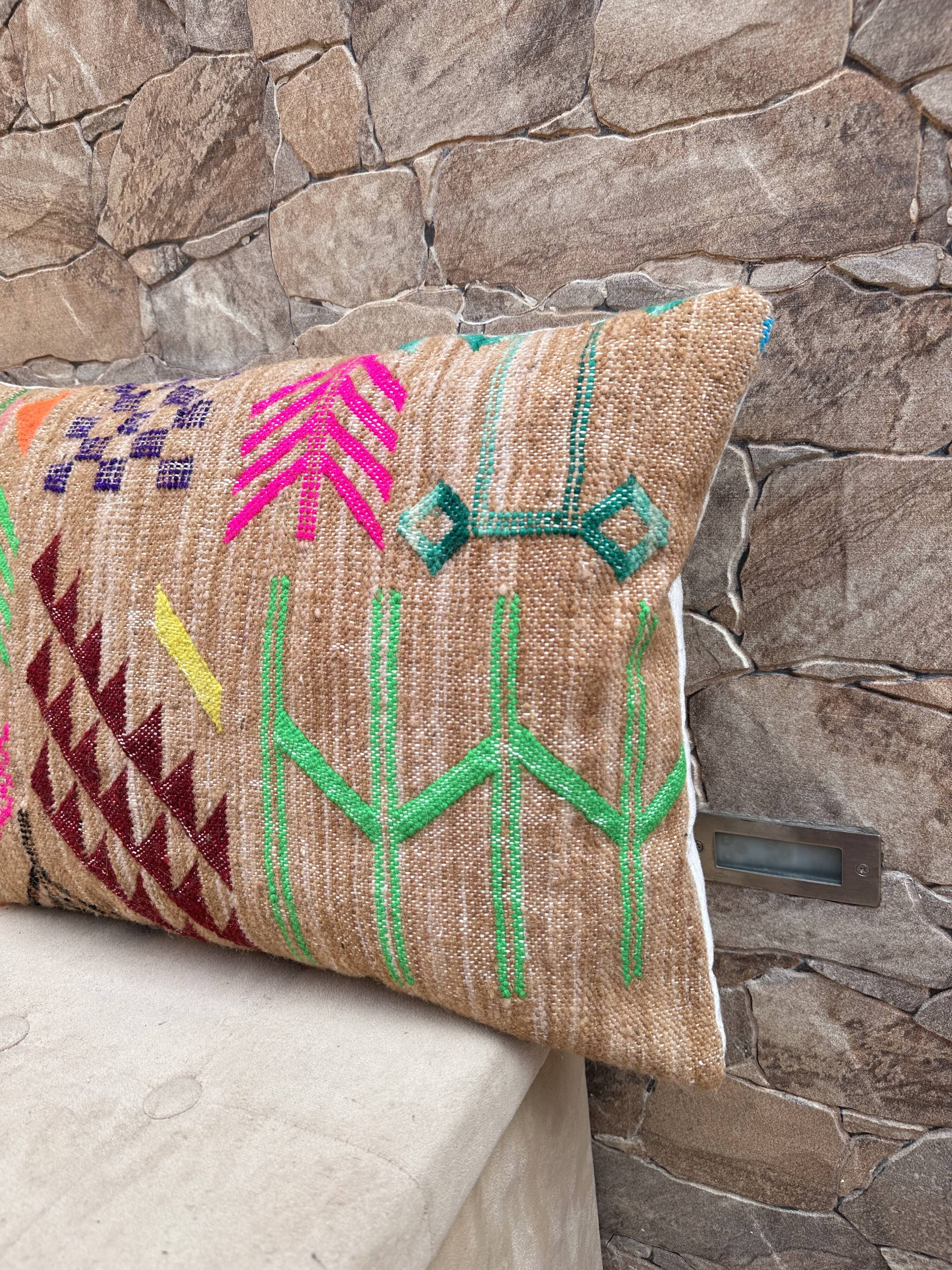Handmade Moroccan Kilim cushion cover: Bohemian decorative cushion