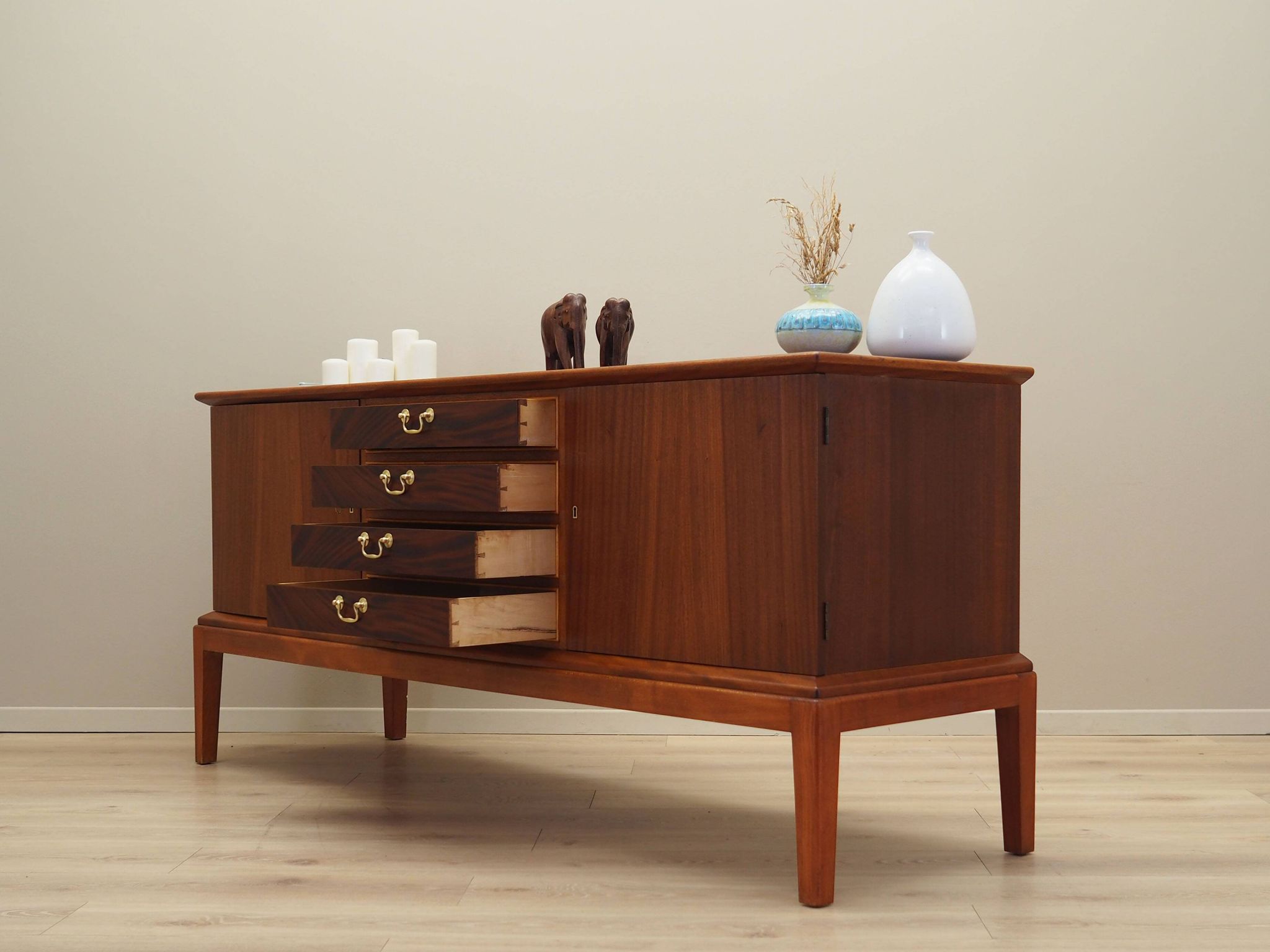 Enfilade en acajou, design danois, années 1970, production : Danemark