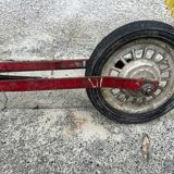 Trottinette rouge ancienne à pédale et chaîne