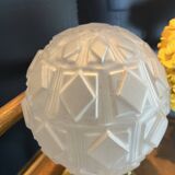 Lampe à poser globe en verre moulé et givré, formes géometriques. Circa 60