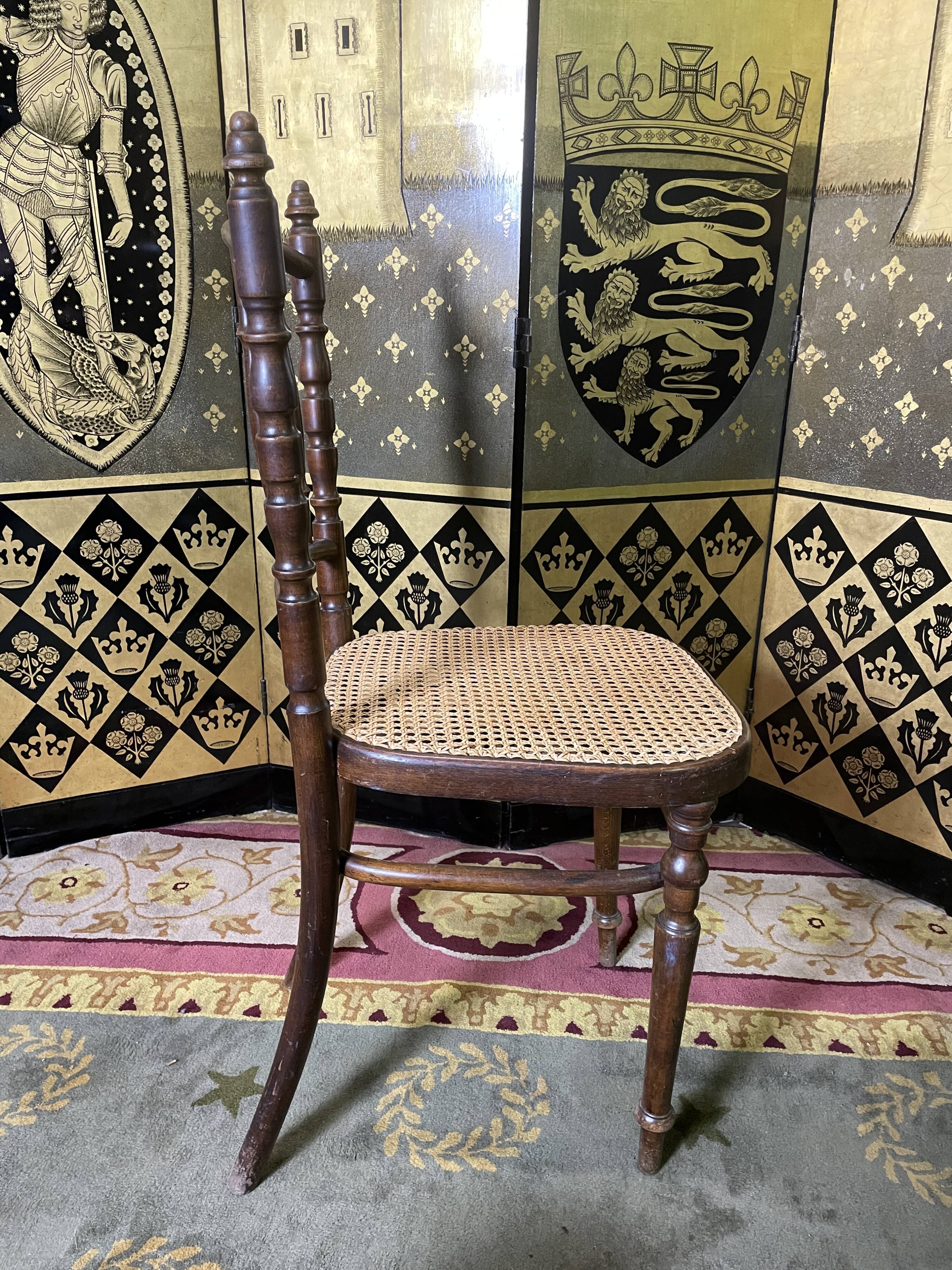 Suite de 6 chaises bistrot en cannage Fischel