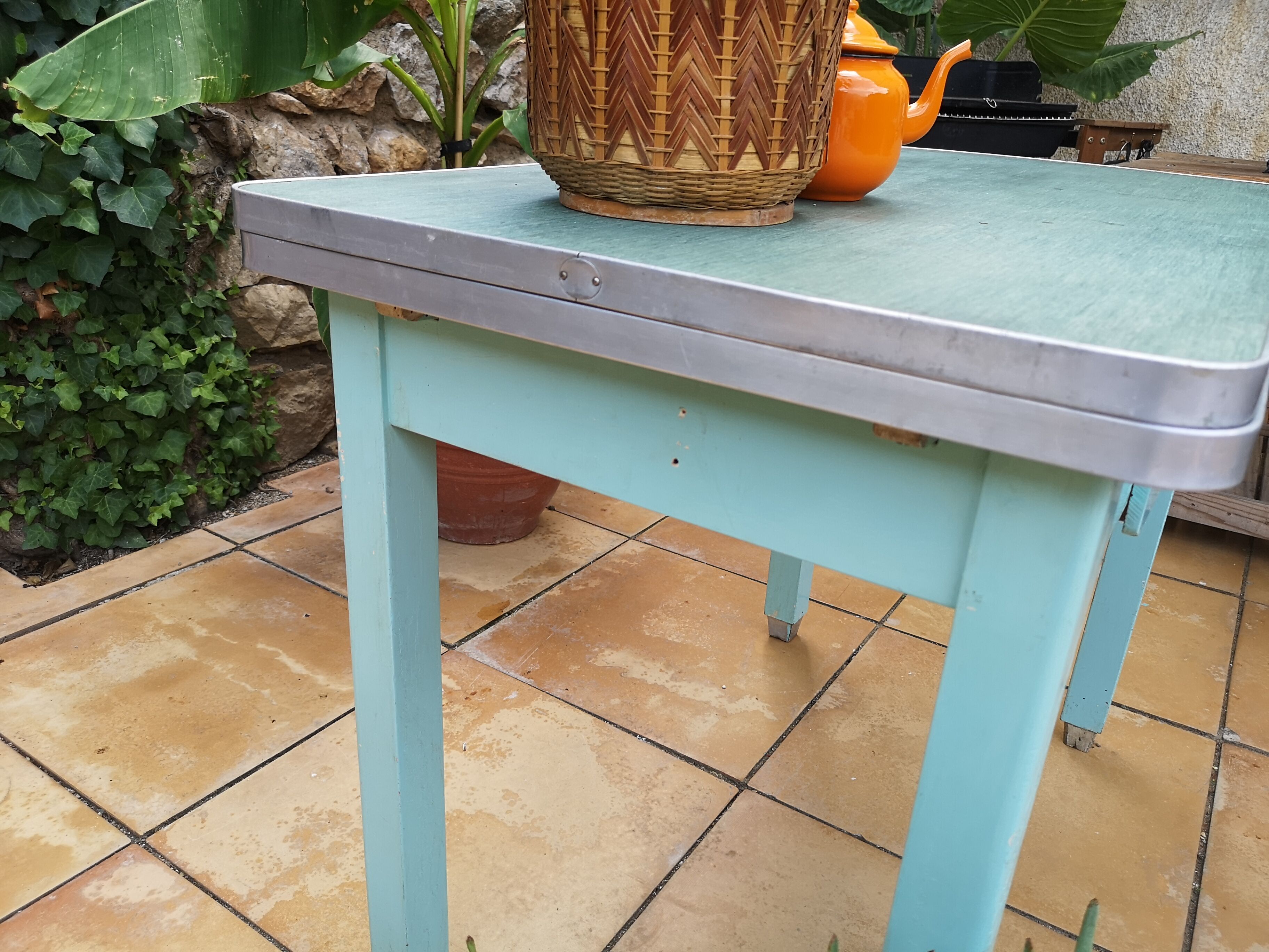 Vintage table of the 50s mado style in formica and wood with drawer and extension cords