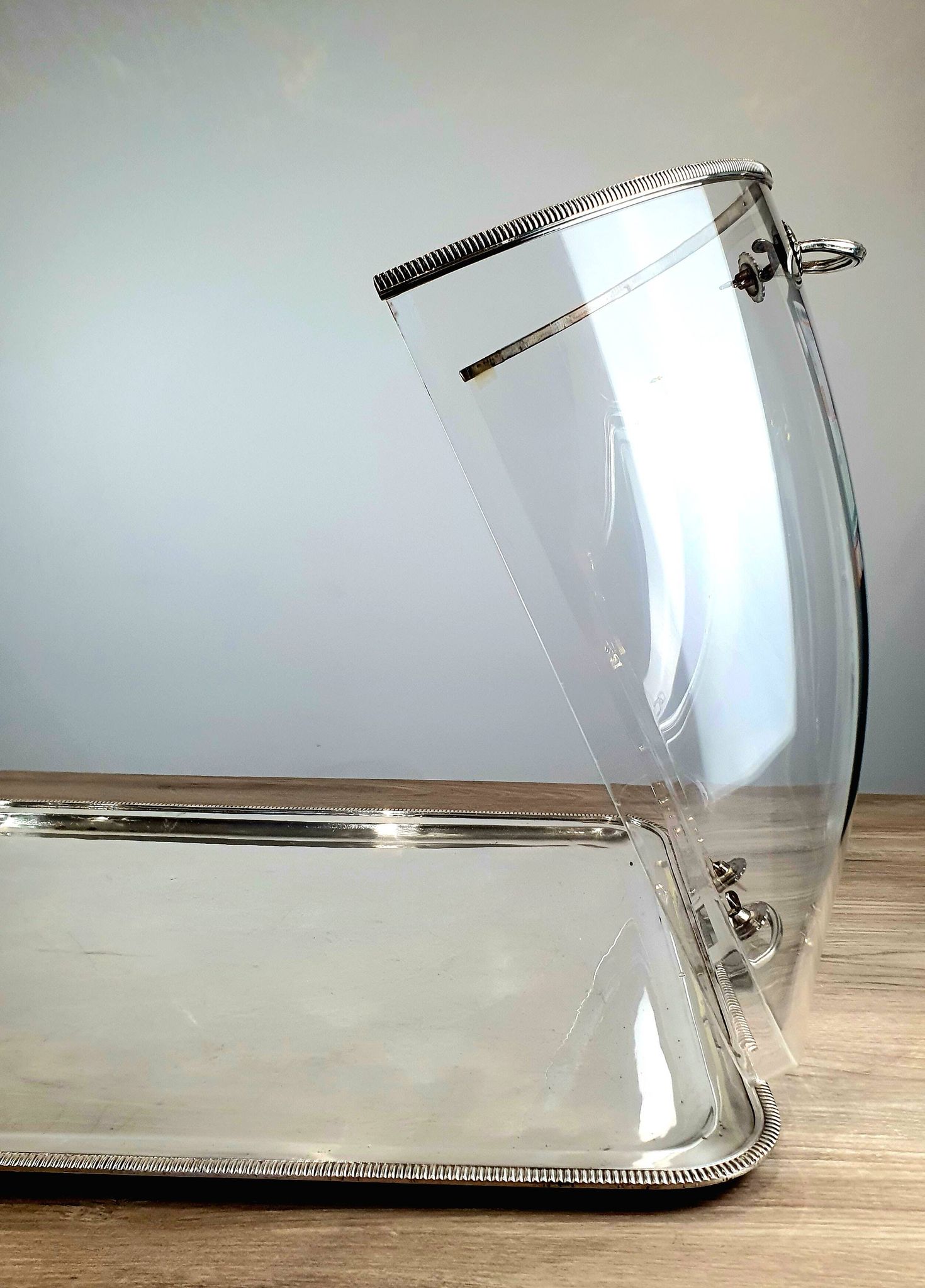 Large serving platter with lid, in silver metal.