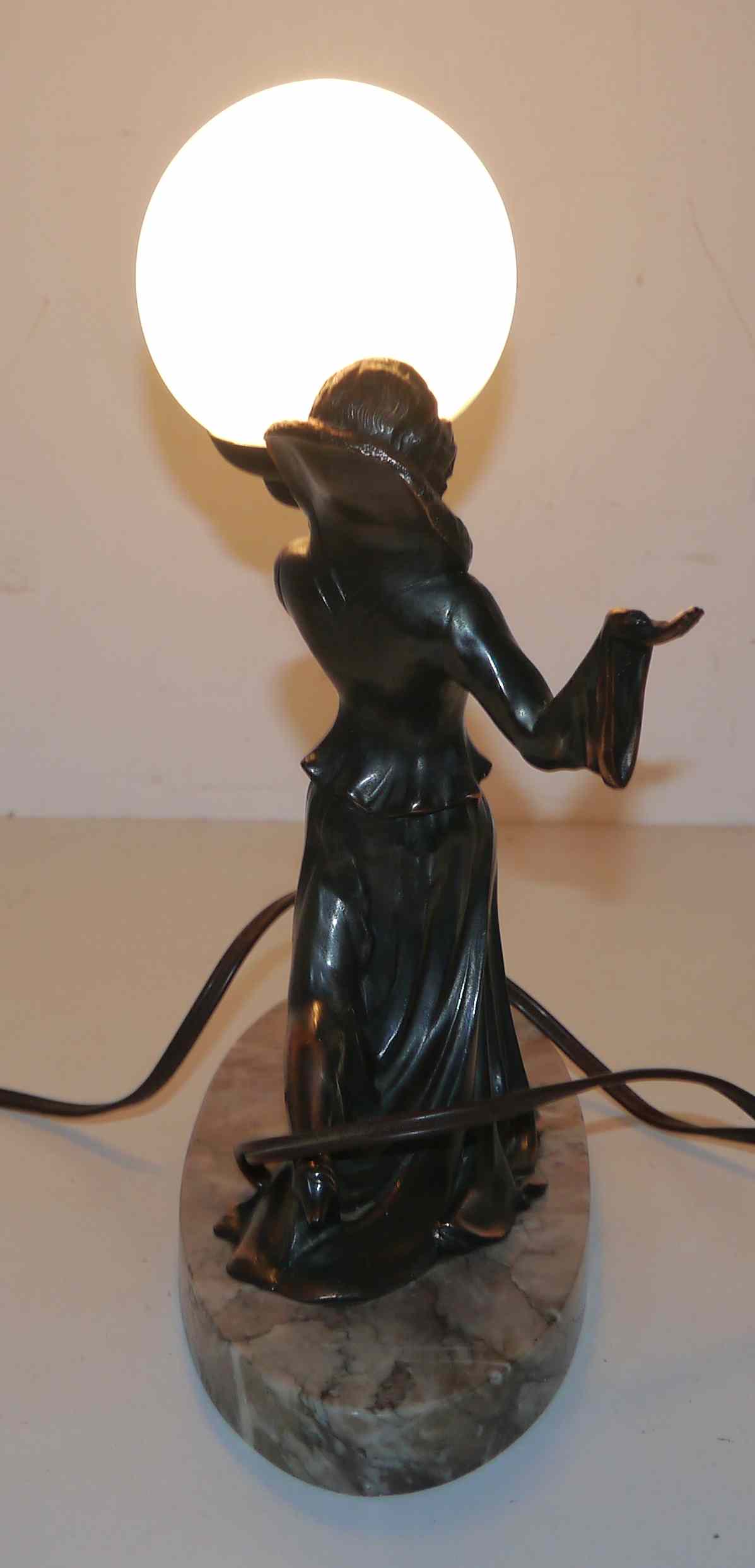 Art deco lamp in regul and marble "woman holding a globe"