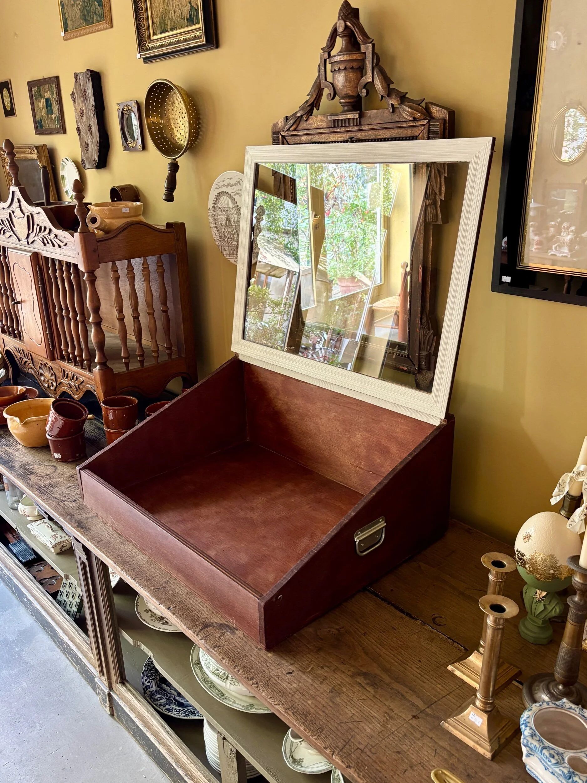 Vitrine de présentation en bois foncé et verre