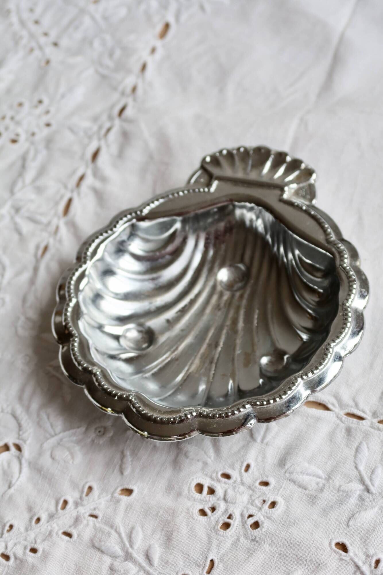 Vintage shell-shaped shiny silver-plated catchall.
