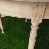 Round table with extensions