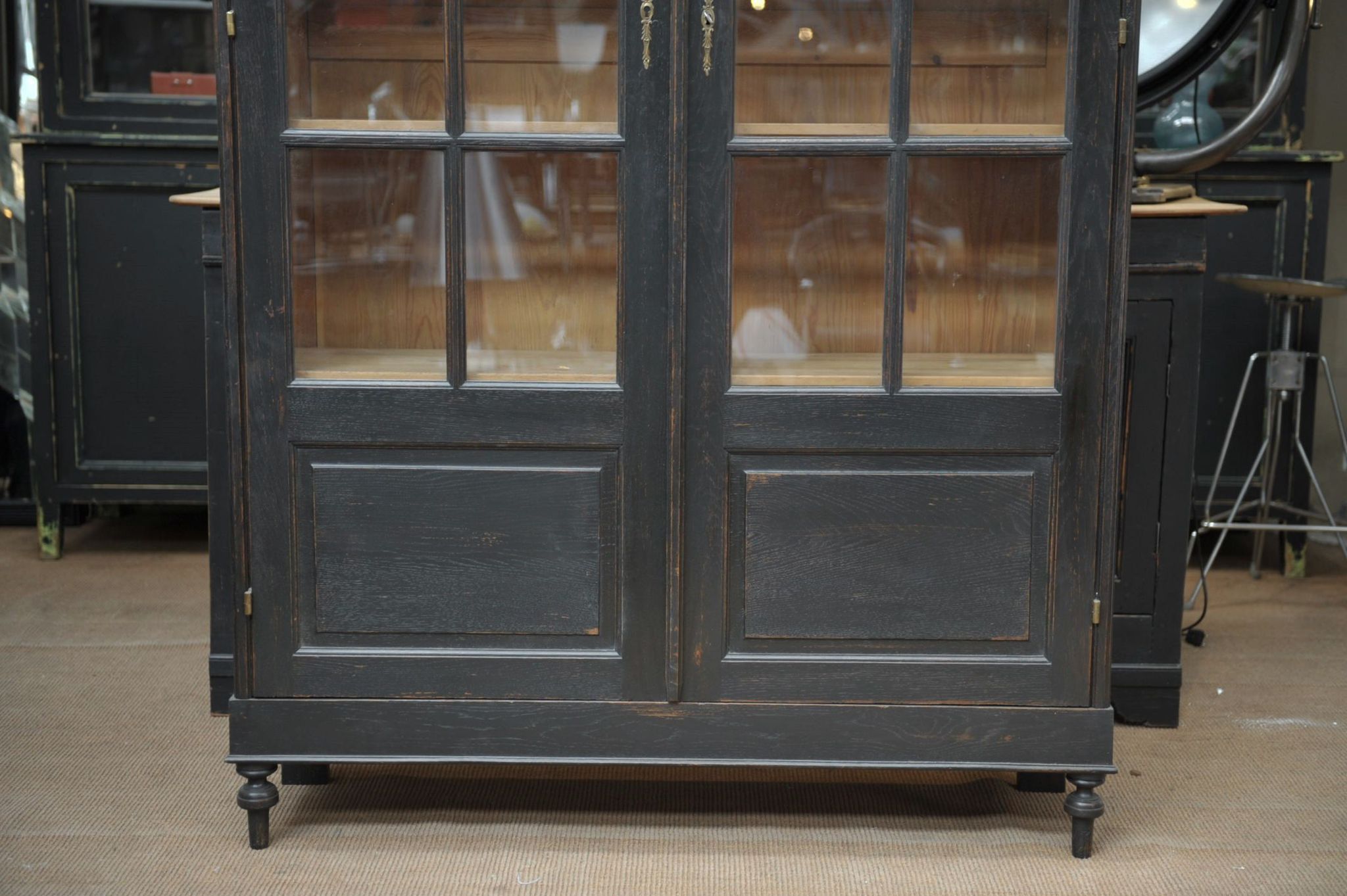 Vitrine bibliothèque en chêne massif et sapin 1920 patinée noir