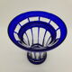 Vase en cristal taillé bleu cobalt
