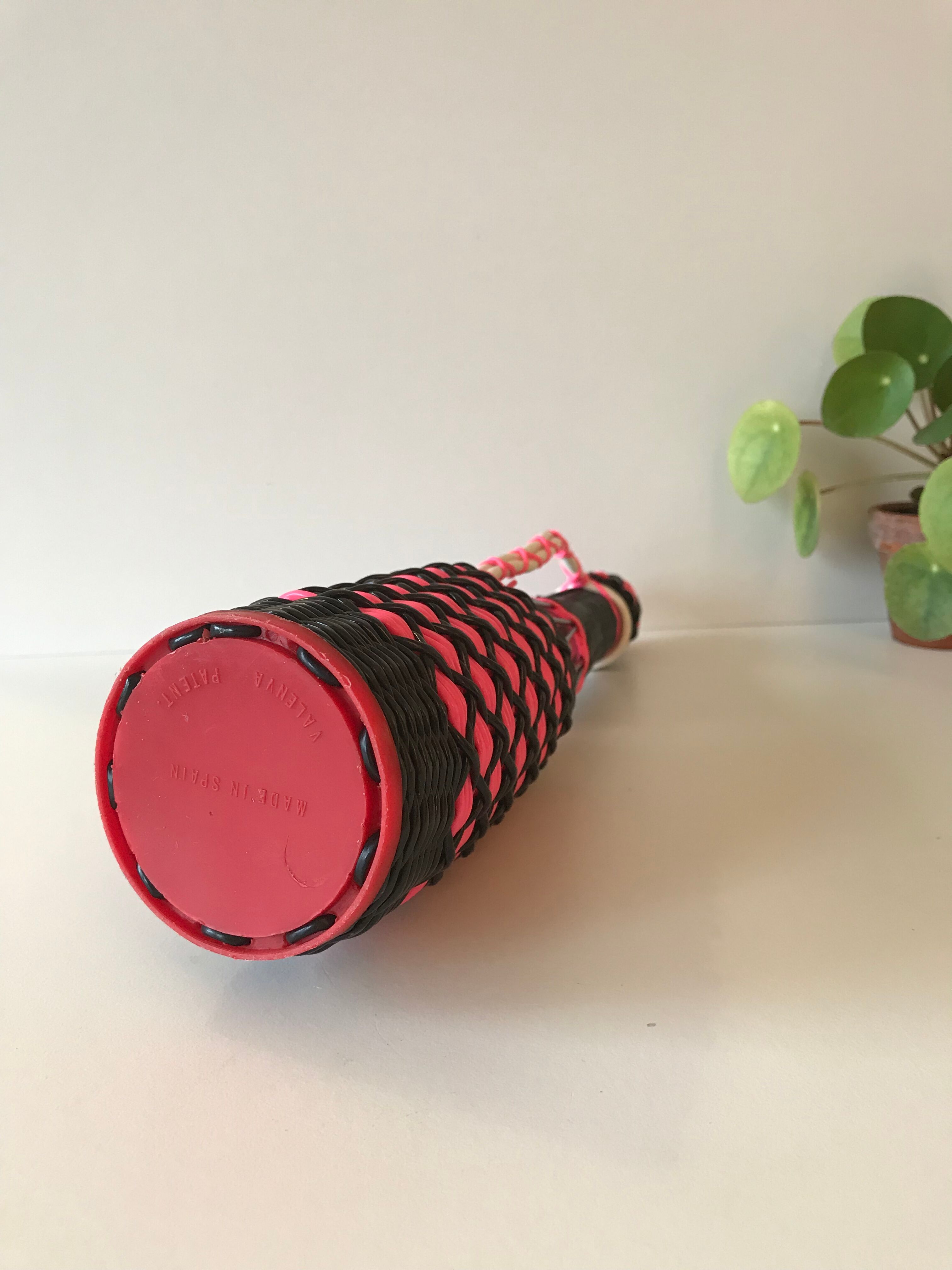 Bottle pink and black scoubidou