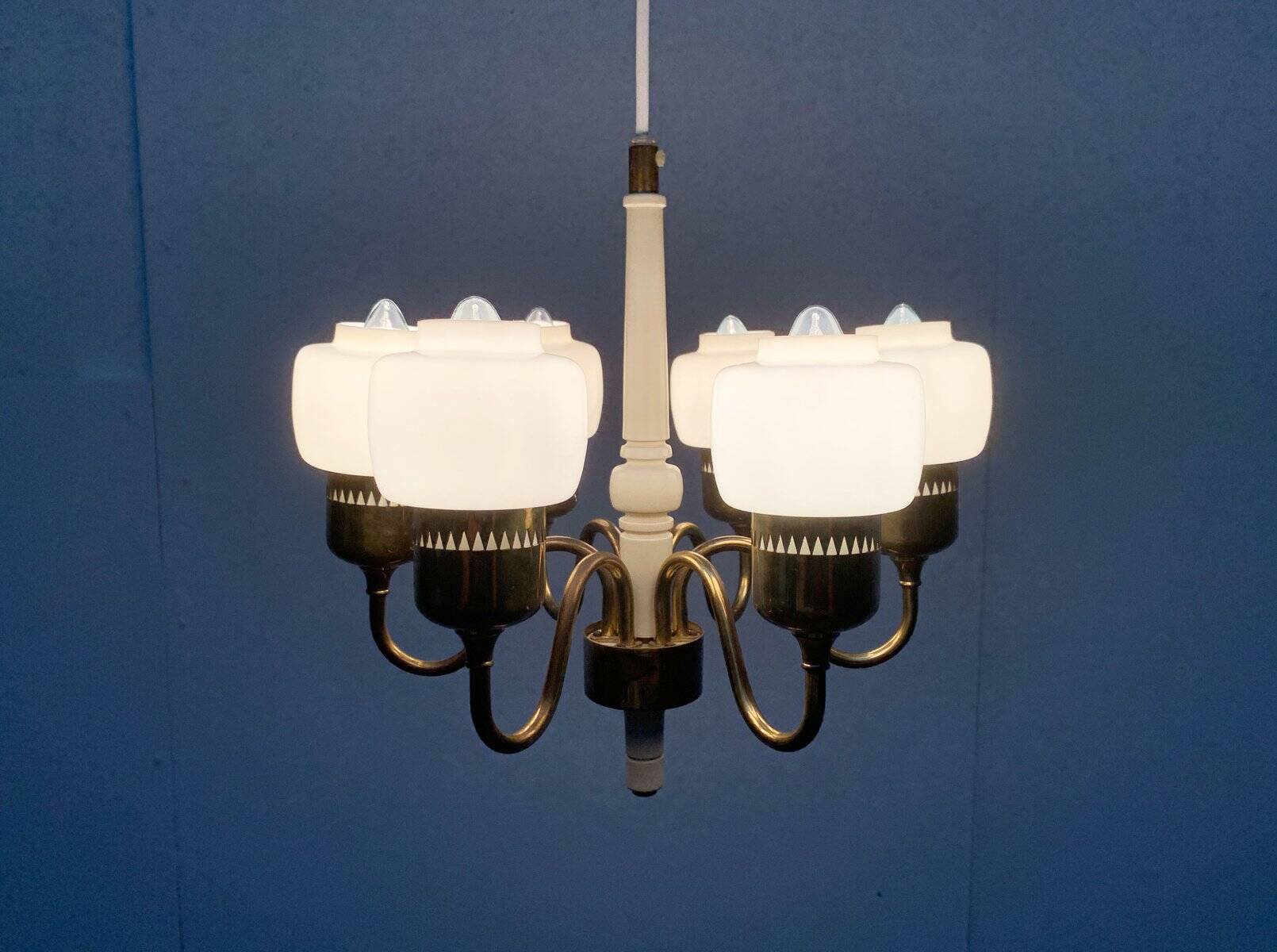 Swedish chandelier T526 from the mid-century by Hans-Agne Jakobsson for Hans-Agne Jakobsson AB.