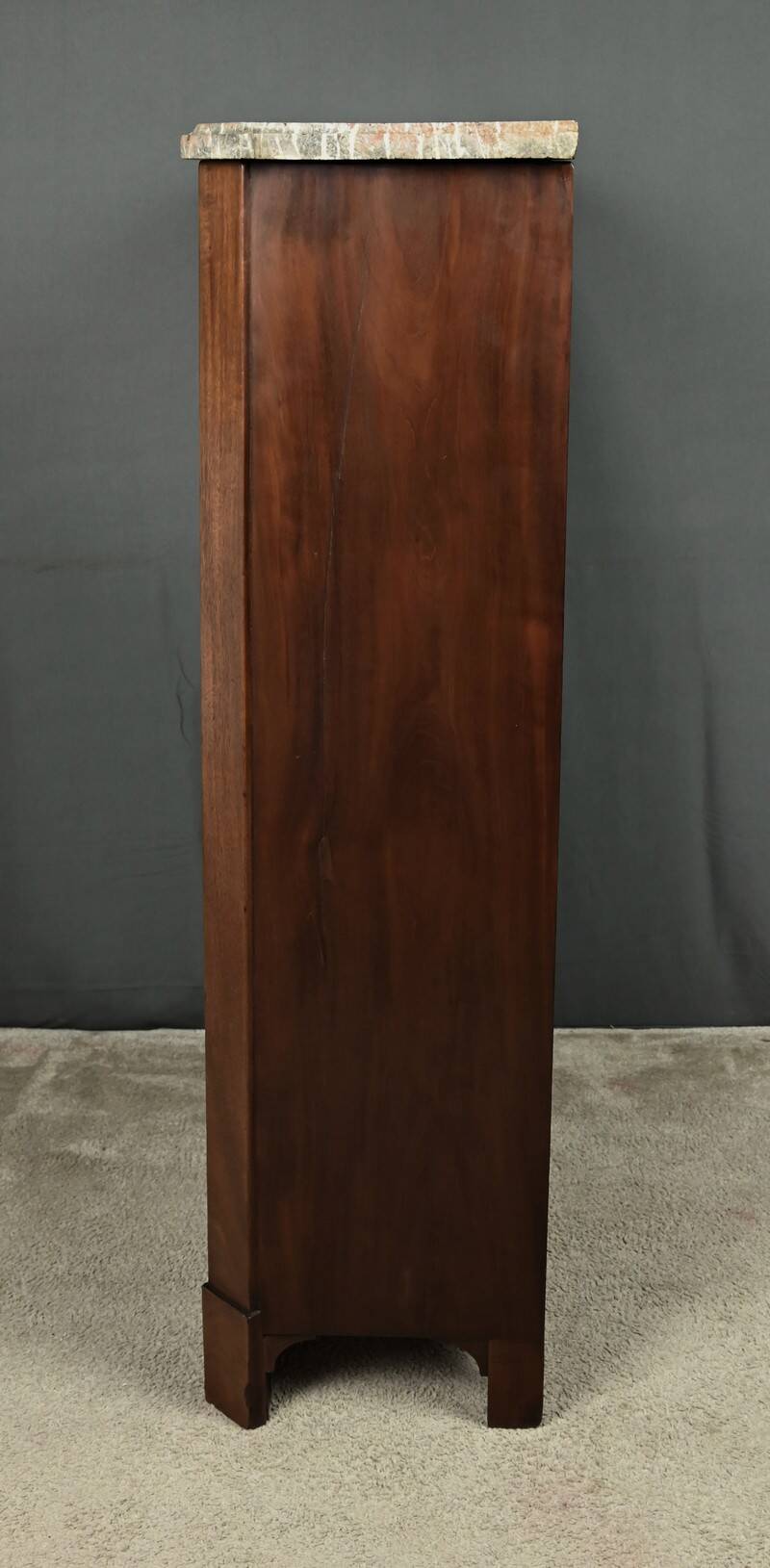 Mahogany veneer chest of drawers, Louis XVI period – Late 18th century