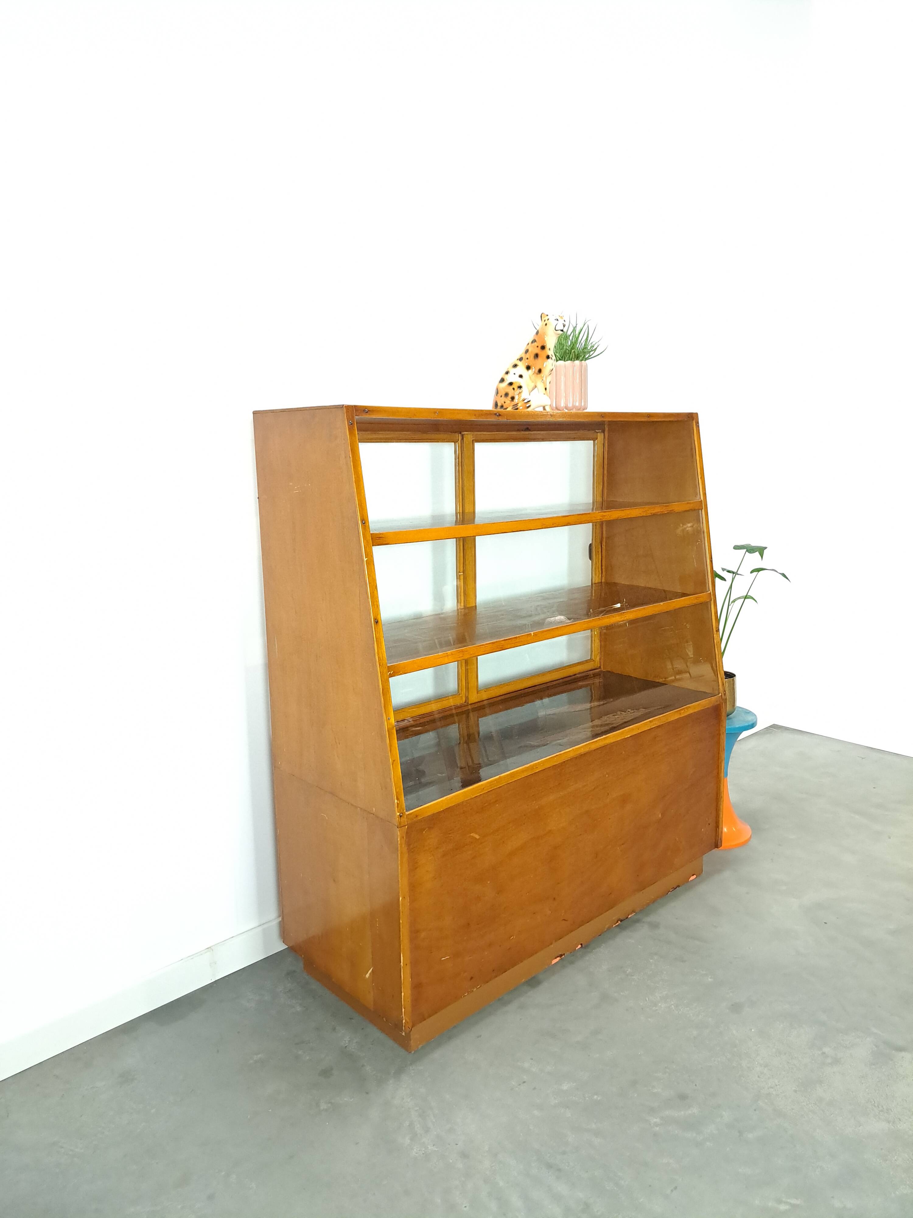 Vintage fineer toonbank, winkel vitrine met schuifdeuren