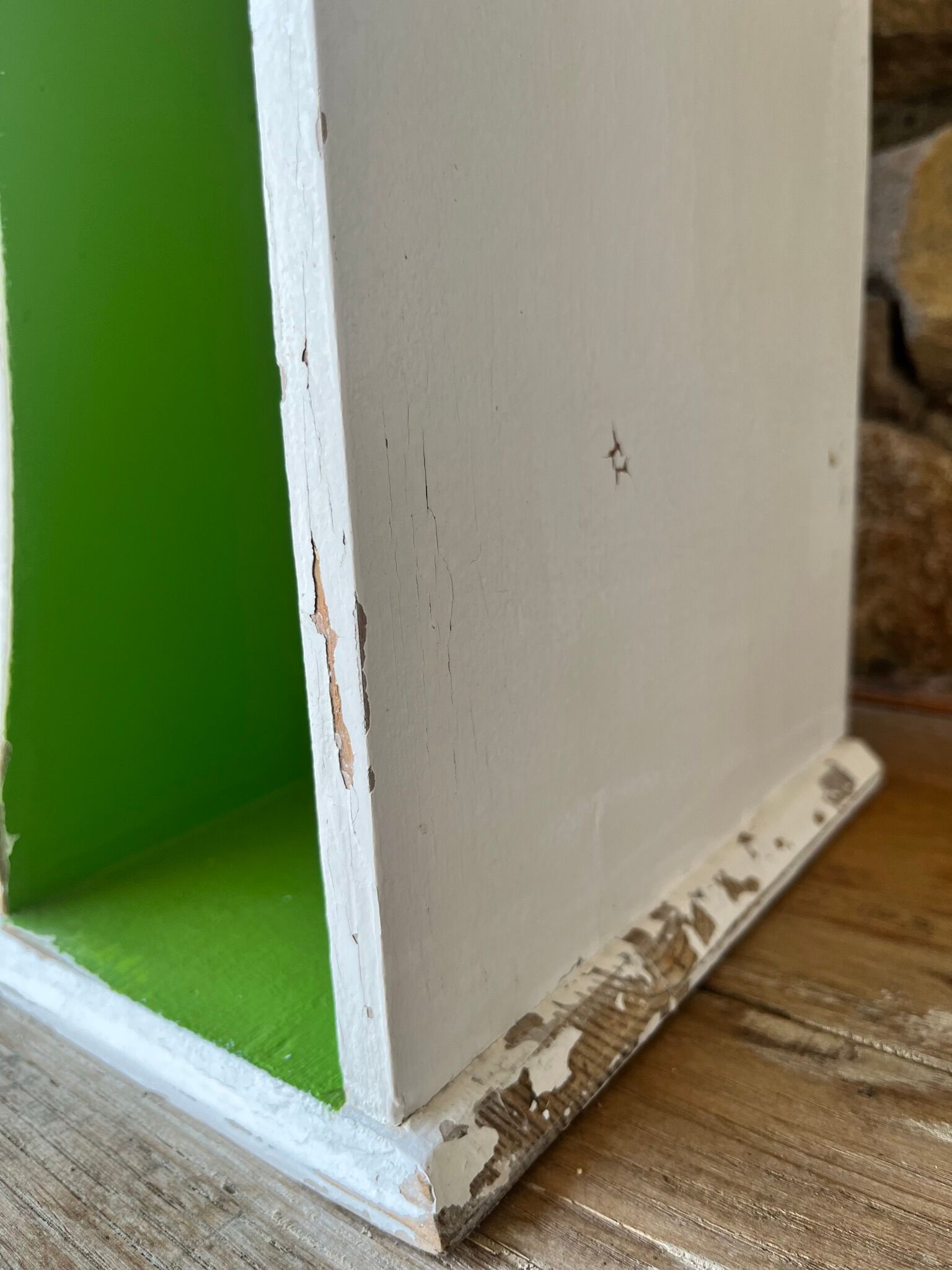 Wall-mounted or free-standing wooden locker shelf