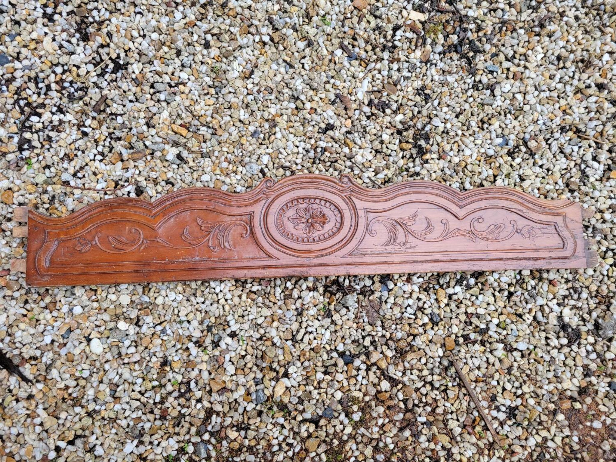 Fronton en bois sculpté vers 1800
