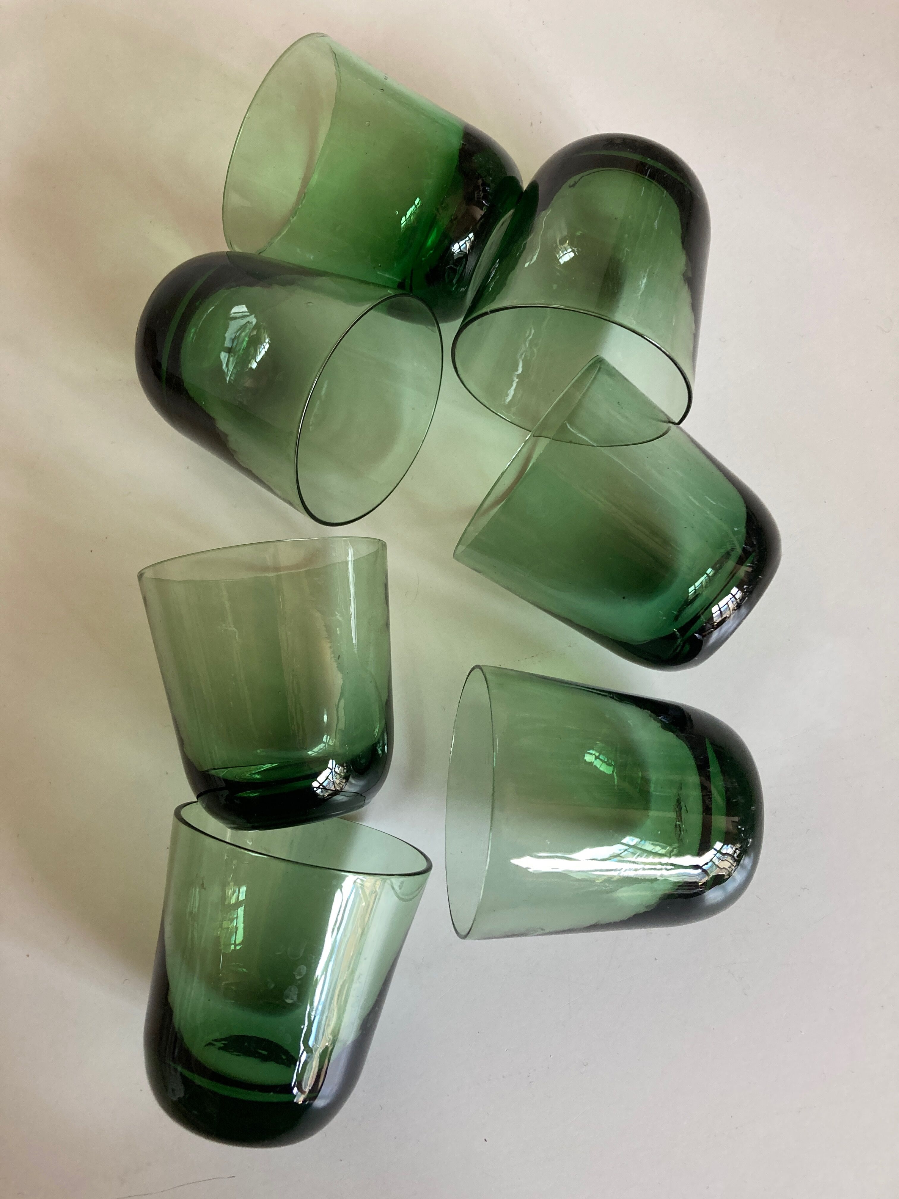 Set de 7 verres gobelets 1960 en verre soufflé vert
