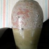Vase pansu en grès à la surface éruptive