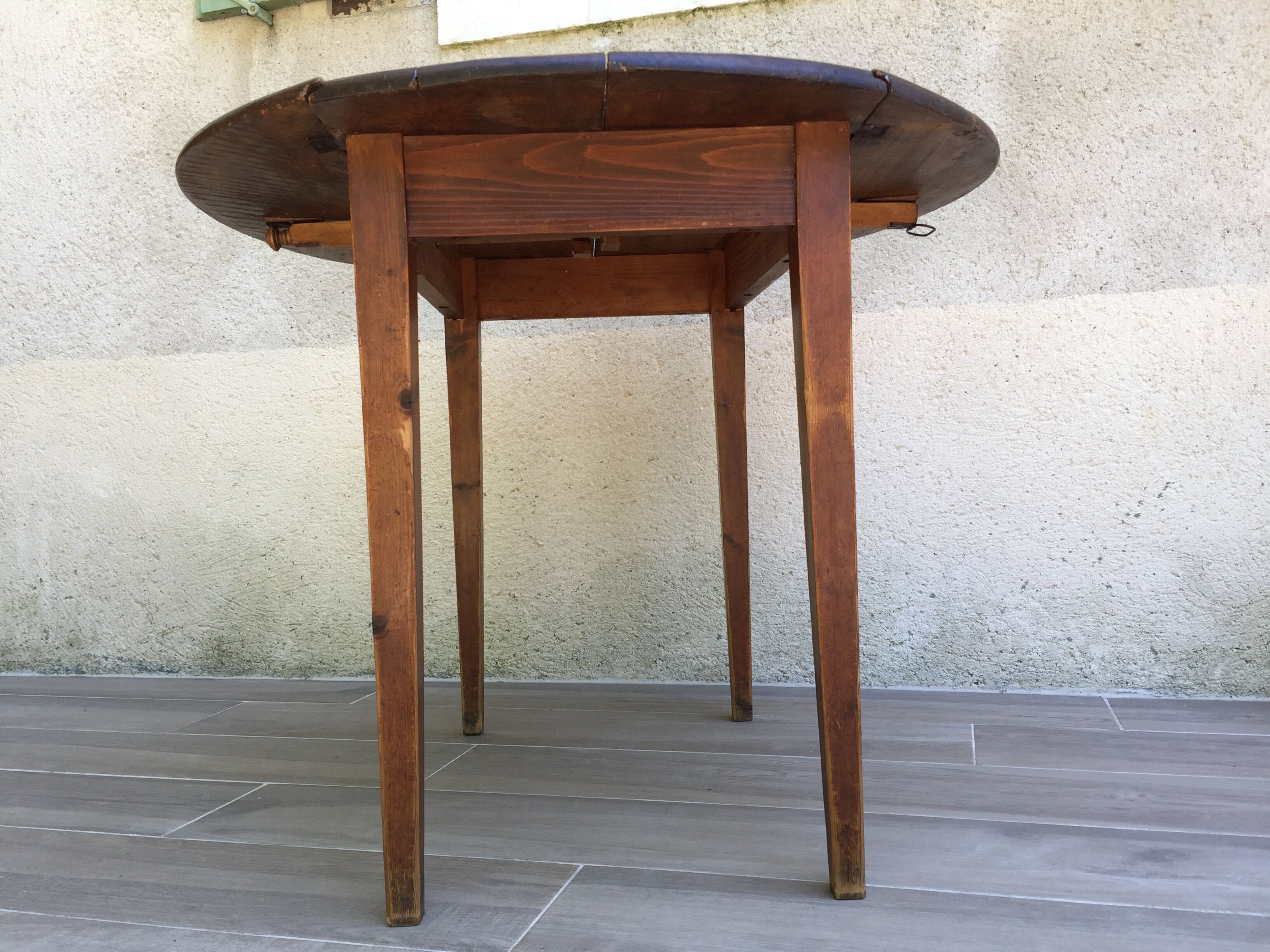 Round table at 2 vintage wood rabats
