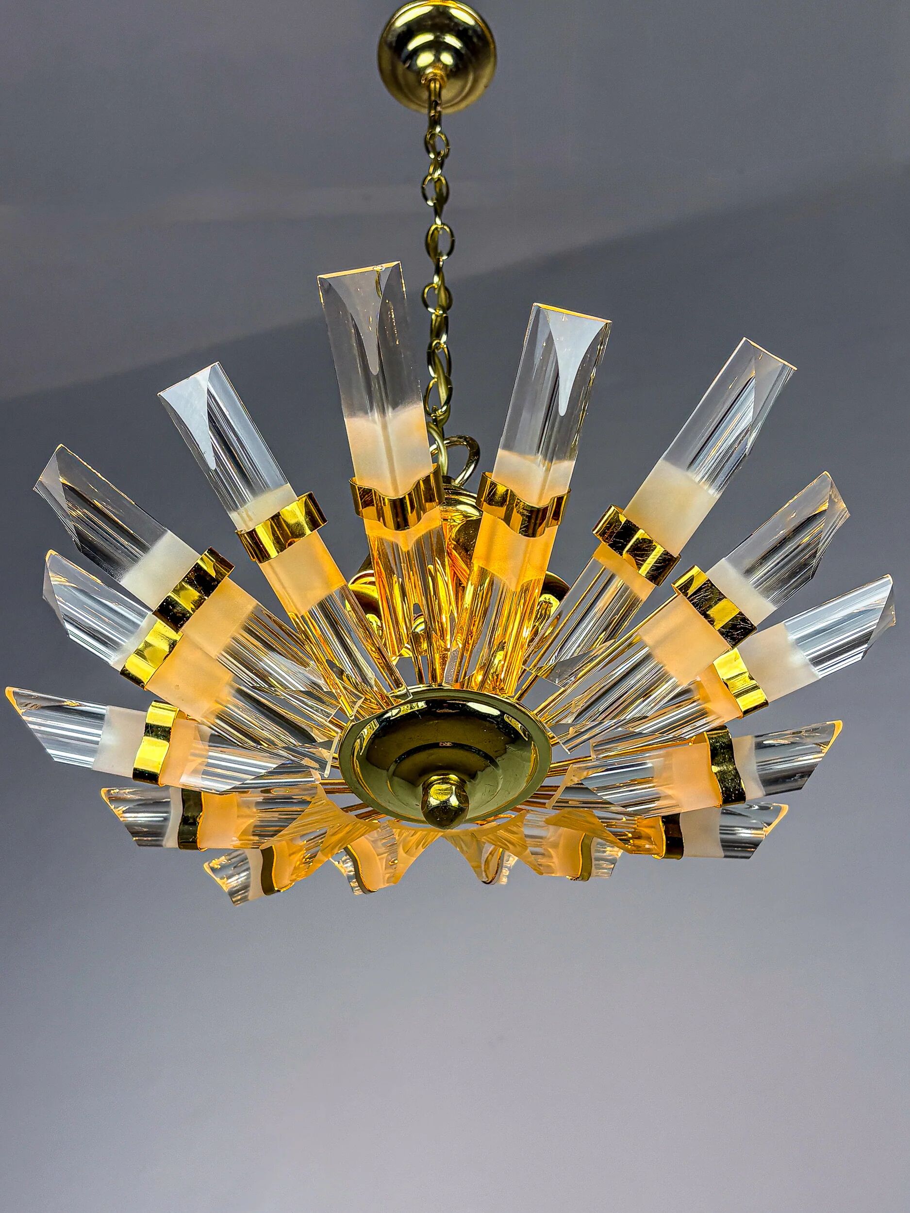 Lustre en forme de soleil par Oscar Torlasco pour StilKronen, en verre de Murano taillé, Italie années 1970.