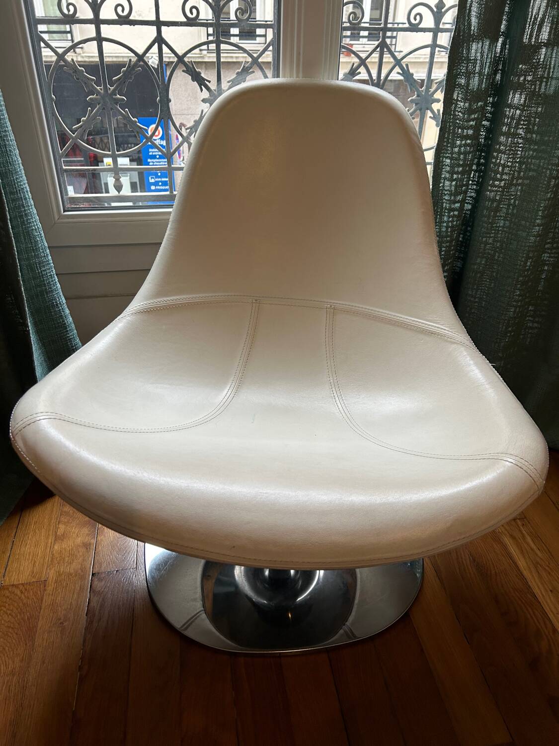 Fauteuil pivotant "egg tirup" de carl öjerstam ", cuir blanc