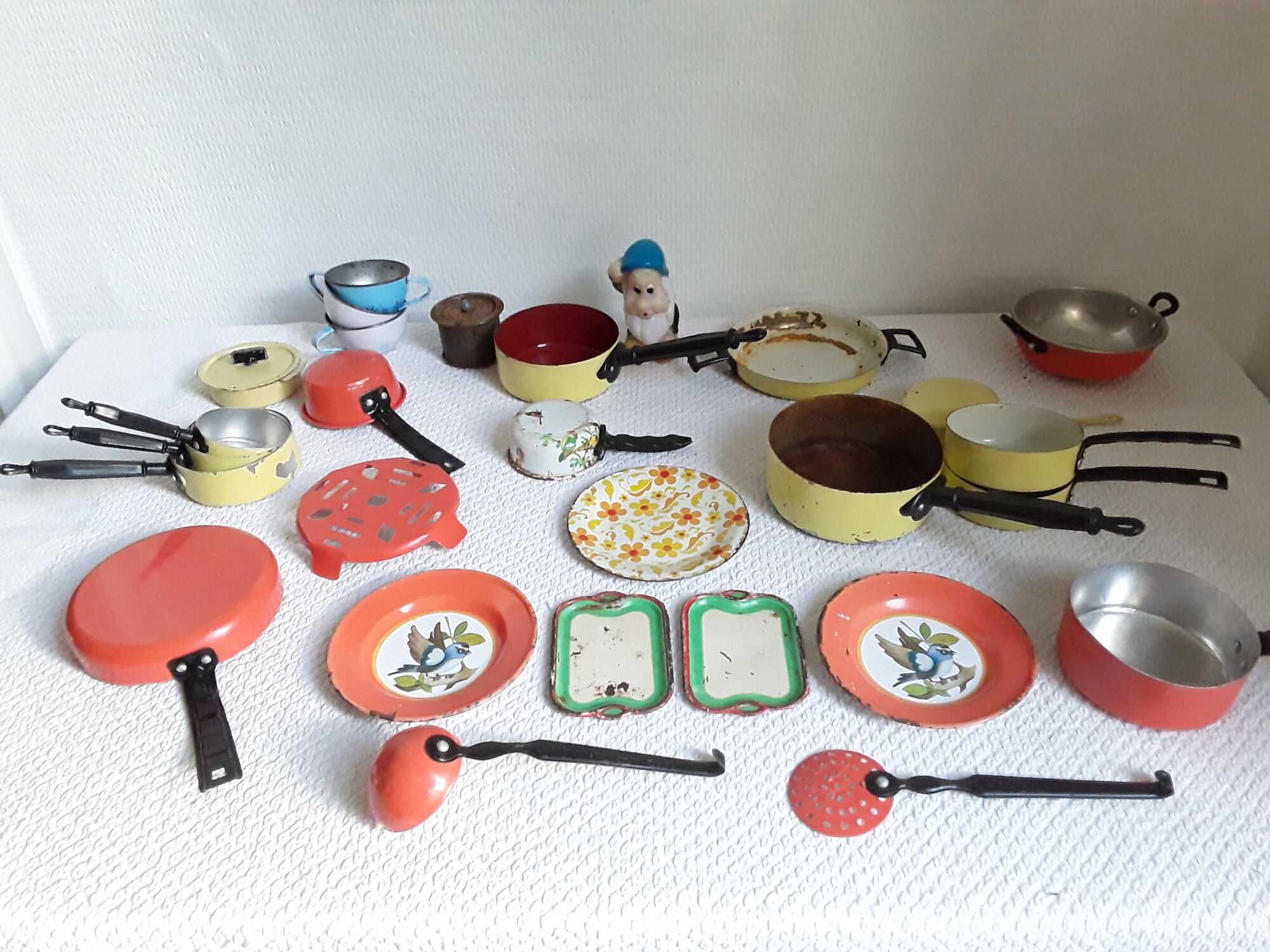 Vintage dinette in enamelled sheet metal of 27 pieces