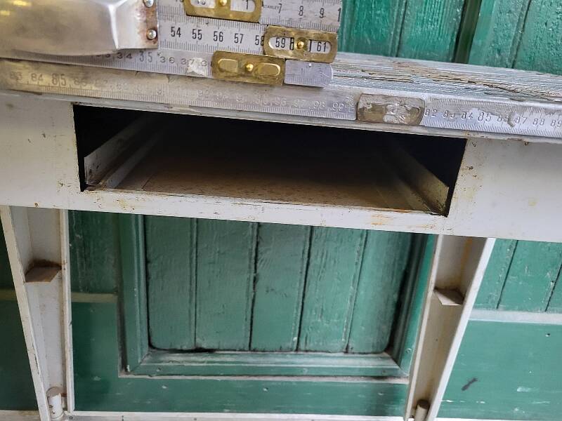 Table desserte atelier 1 tiroir en metal recouverte de morceaux de metre pl