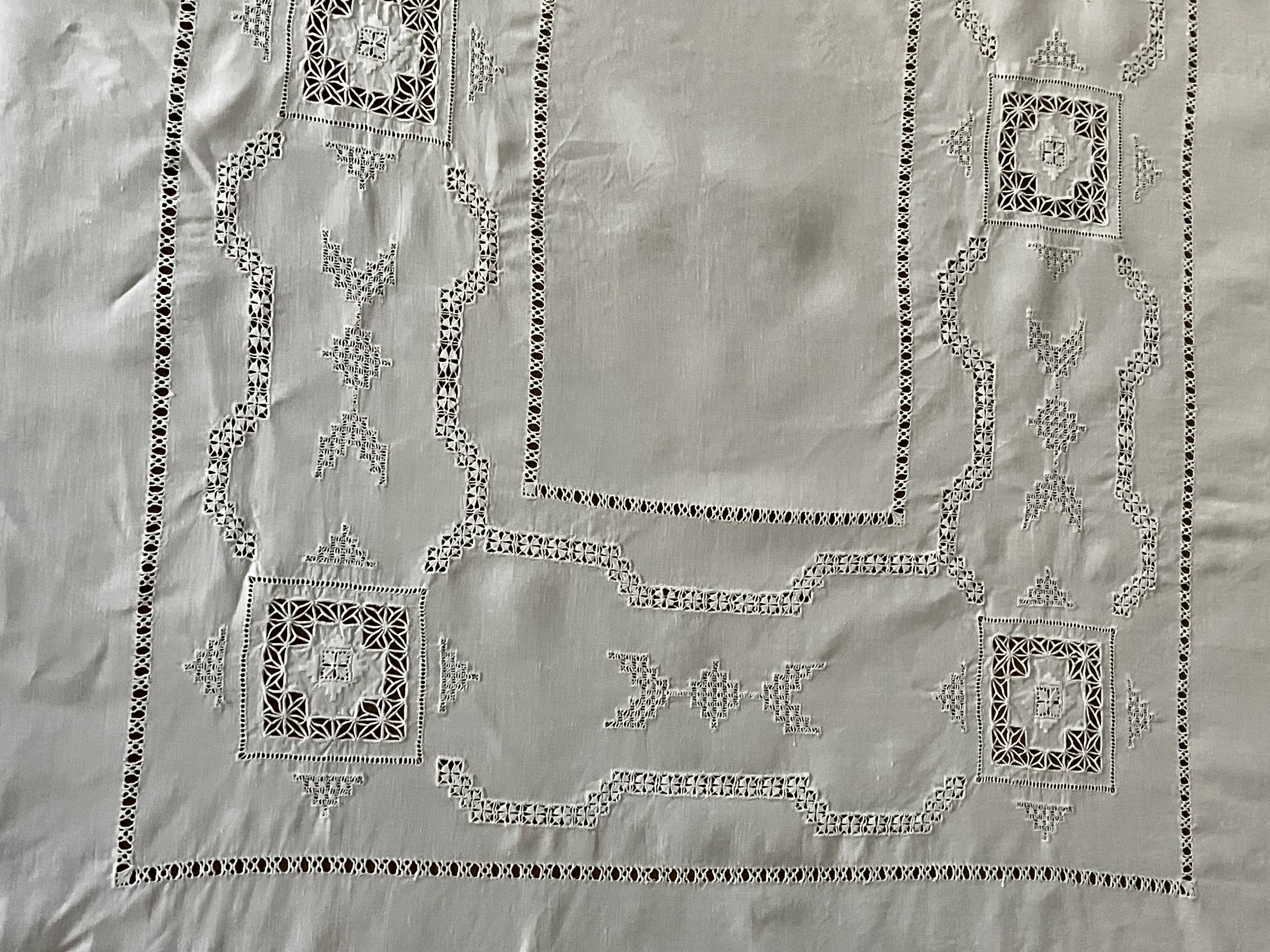 Exceptional old linen, very large embroidered tablecloth