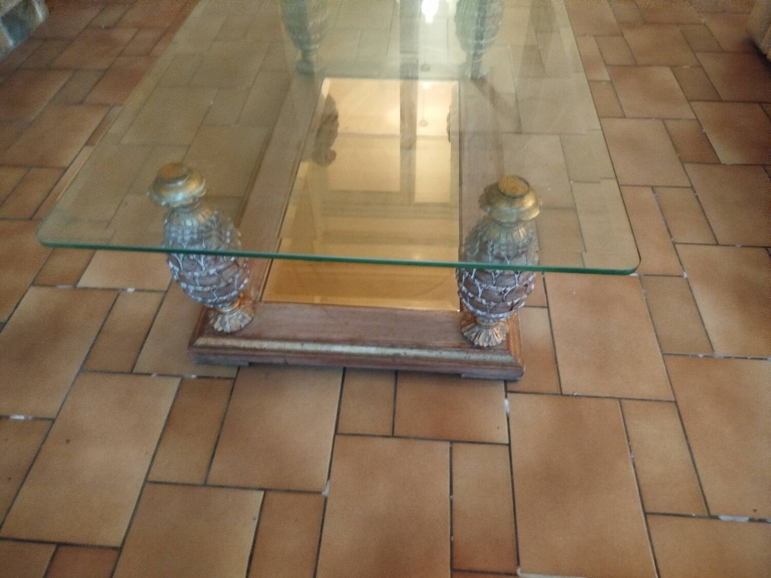 Table basse en verre biseauté , pieds ananas .