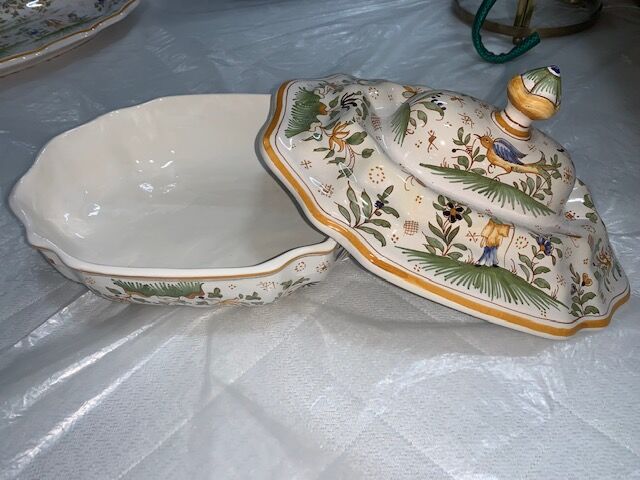 Trench tureen and its 2 plates