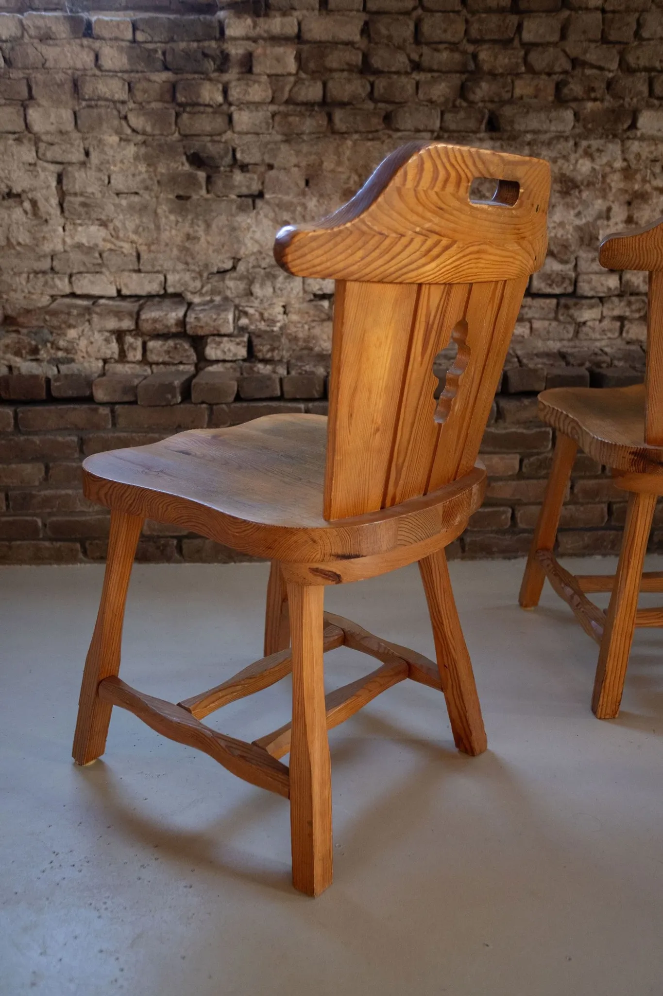 Set of four sculptural pine dining chairs – 1970s