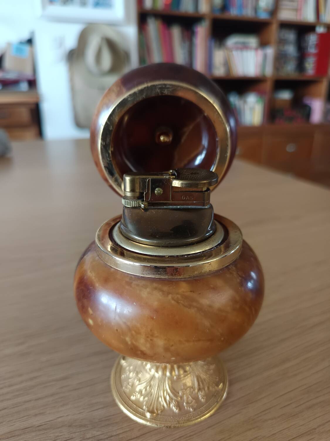 Tabletop lighter in alabaster