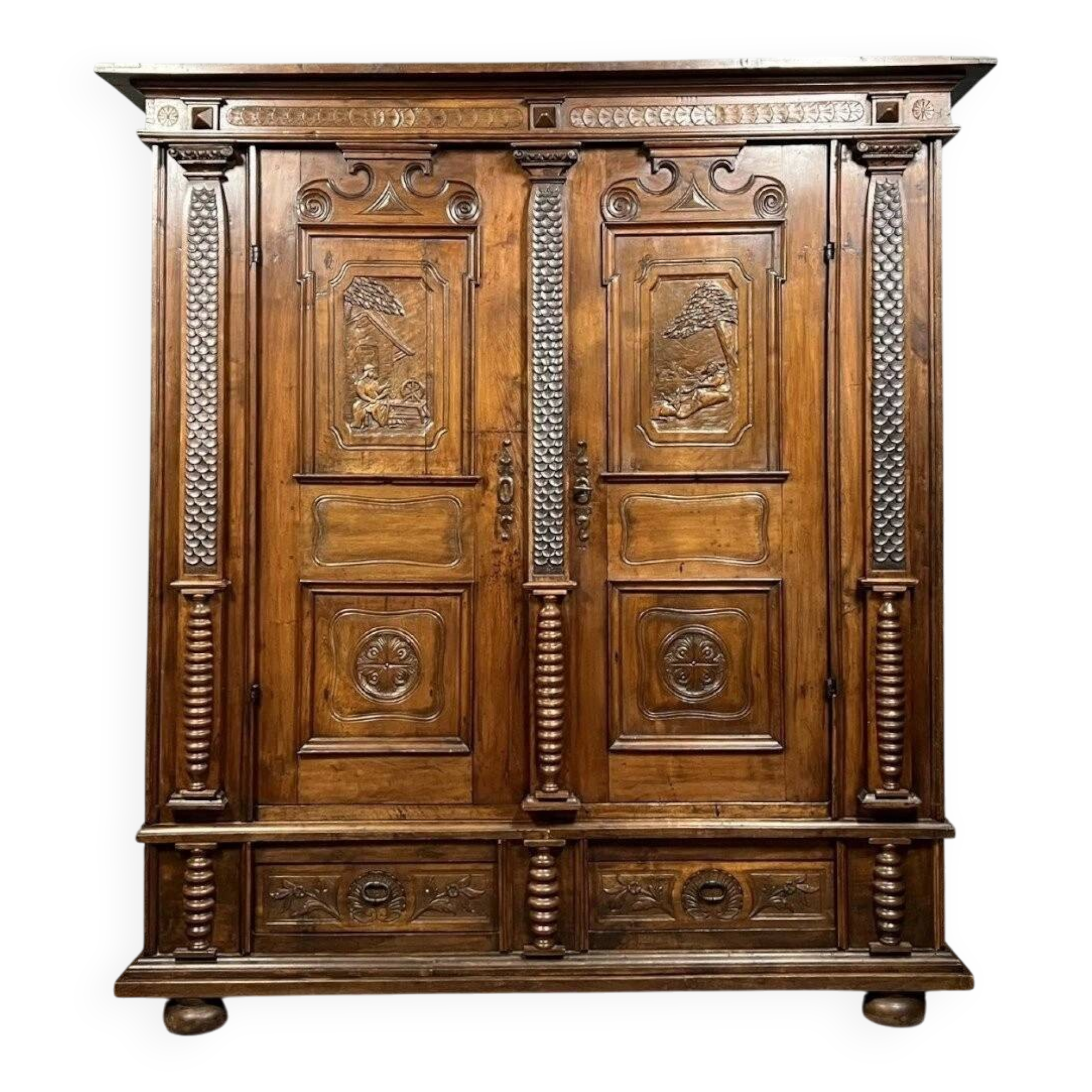 Armoire en bois mouluré et richement sculpté à décor de colonnes