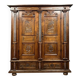 Armoire en bois mouluré et richement sculpté à décor de colonnes
