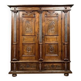Armoire en bois mouluré et richement sculpté à décor de colonnes