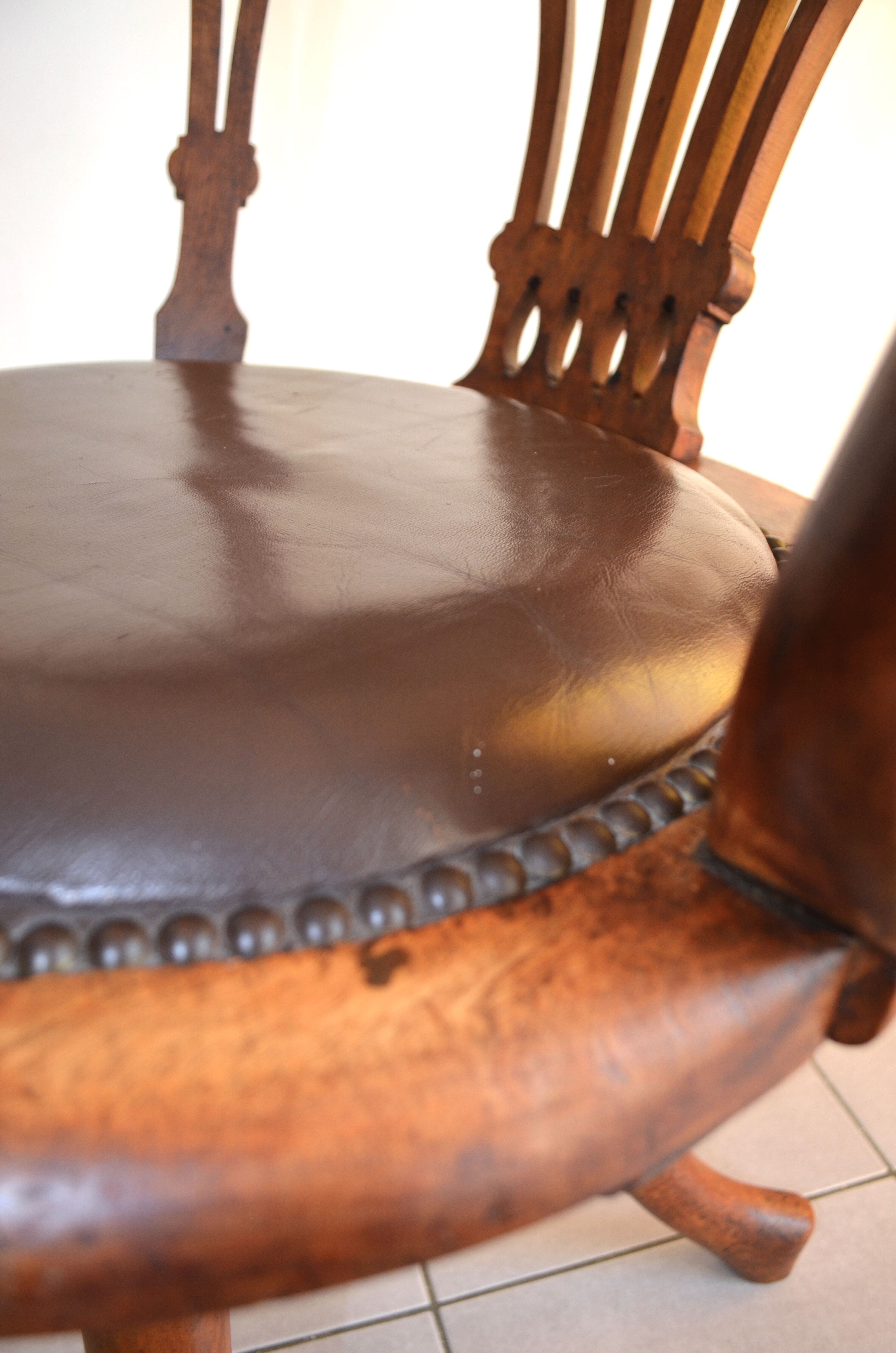 Swivel american office armchair