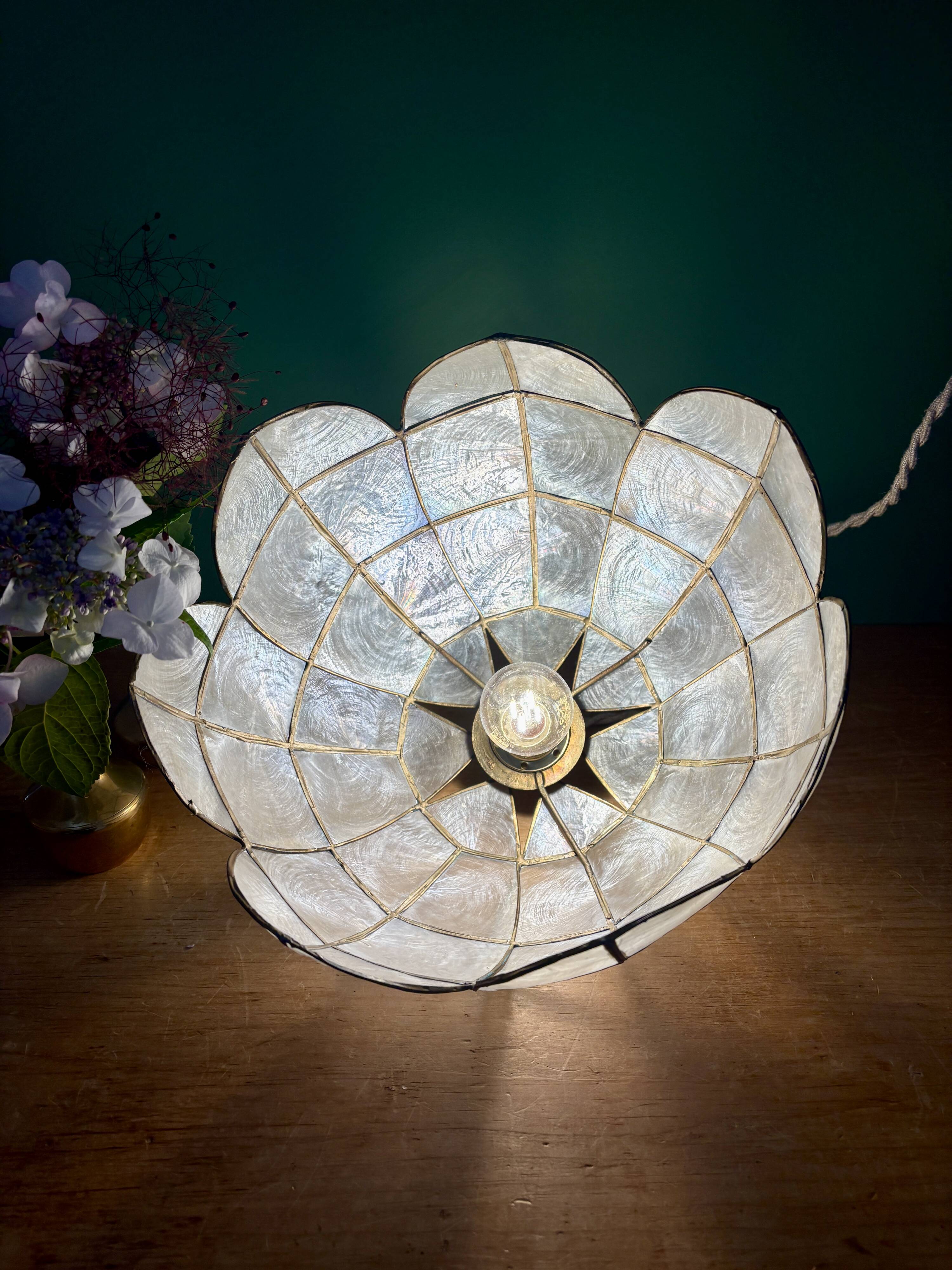 Vintage pendant light in mother-of-pearl and brass.