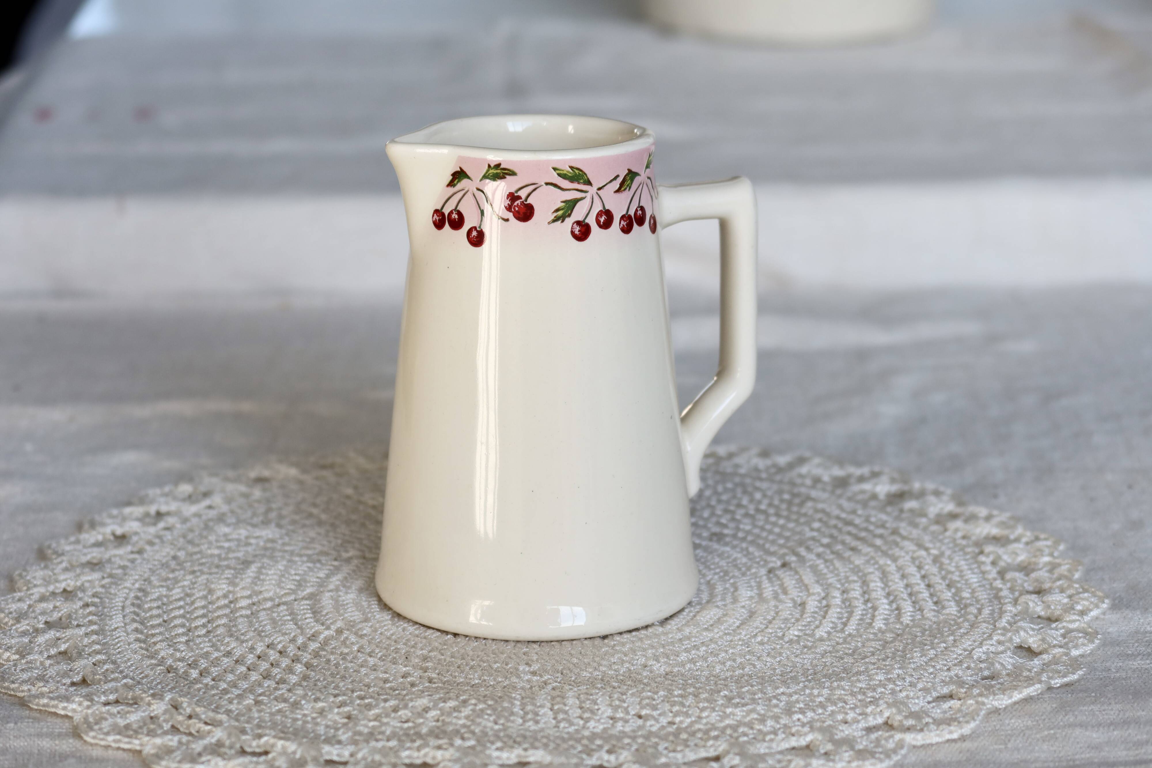 Vintage ivory earthenware milk jug with cherry pattern – Le Comptoir Pain d’Épices