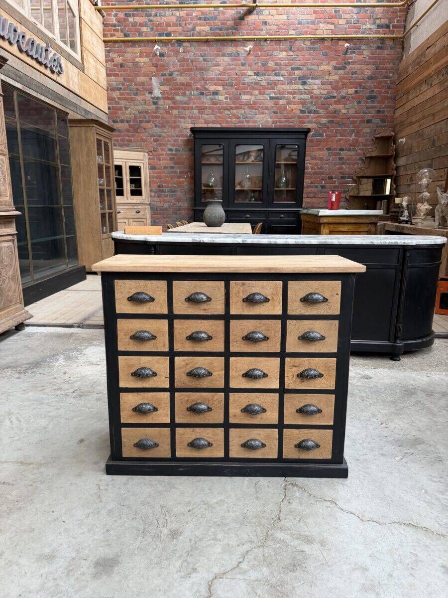 Workshop furniture with 20 drawers