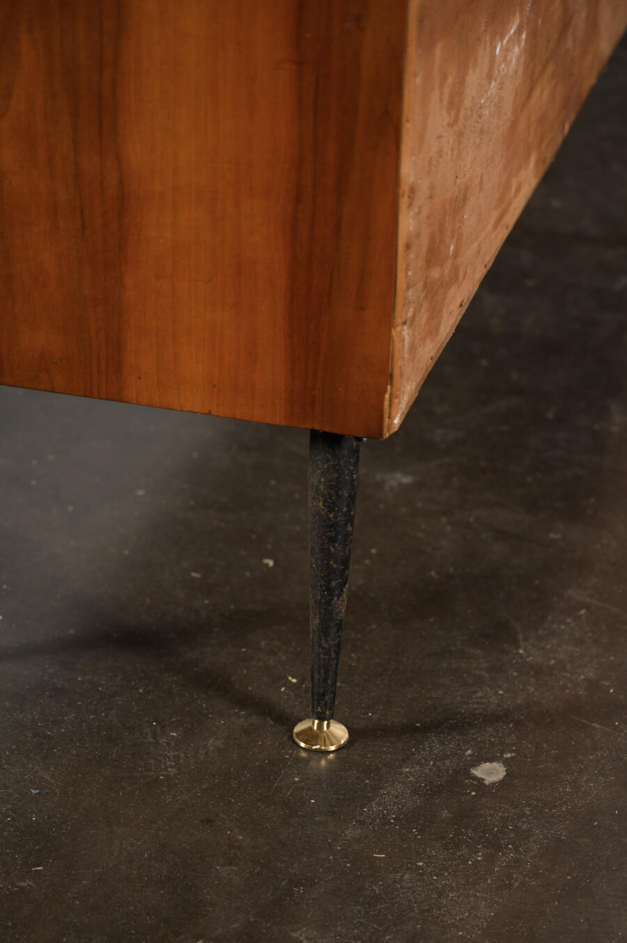 Bibliothèque sur pieds en bois