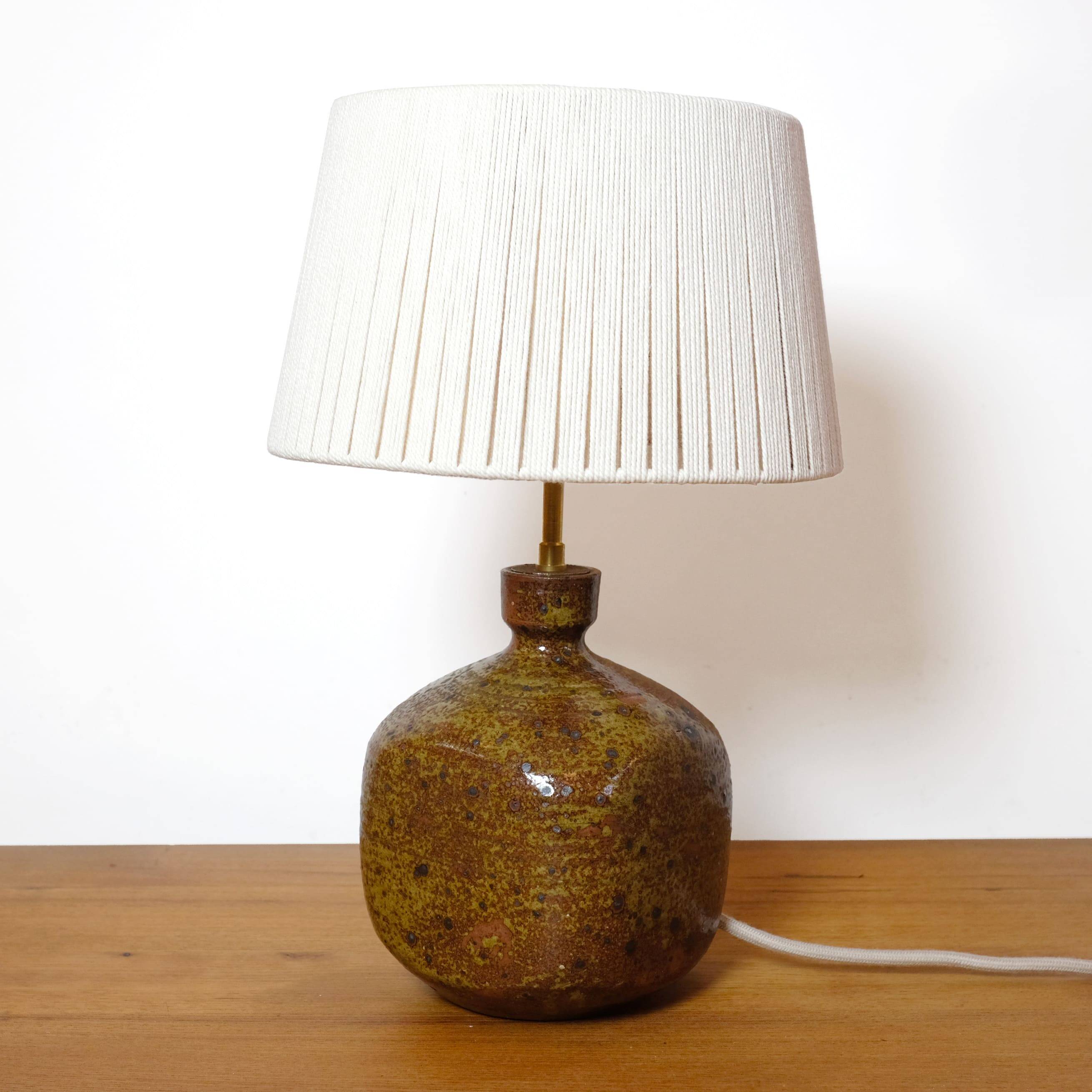 Lampe en grès quadrangulaire et son abat-jour en corde.