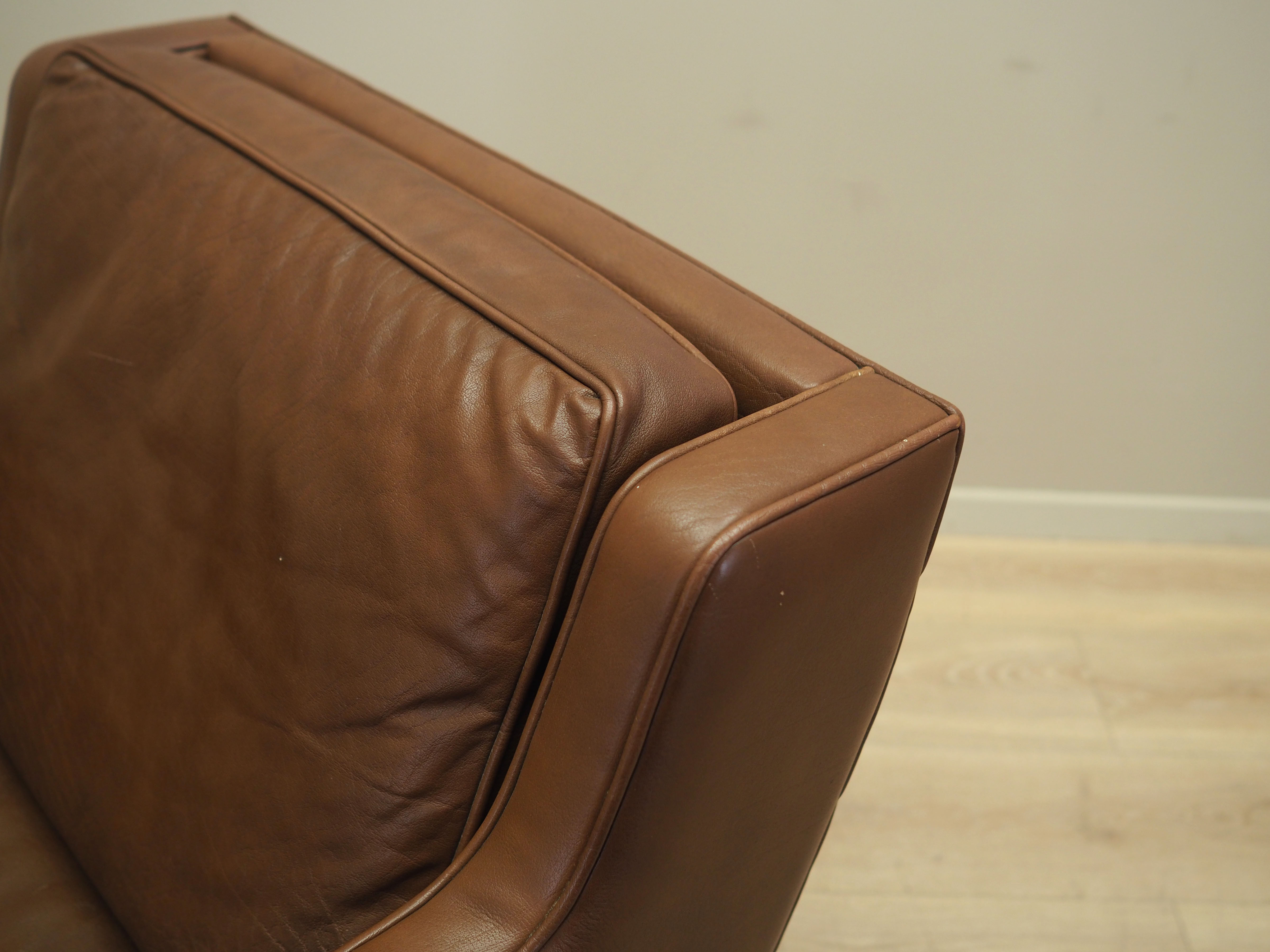 Fauteuil en cuir marron, design danois, années 1960, production: Danemark