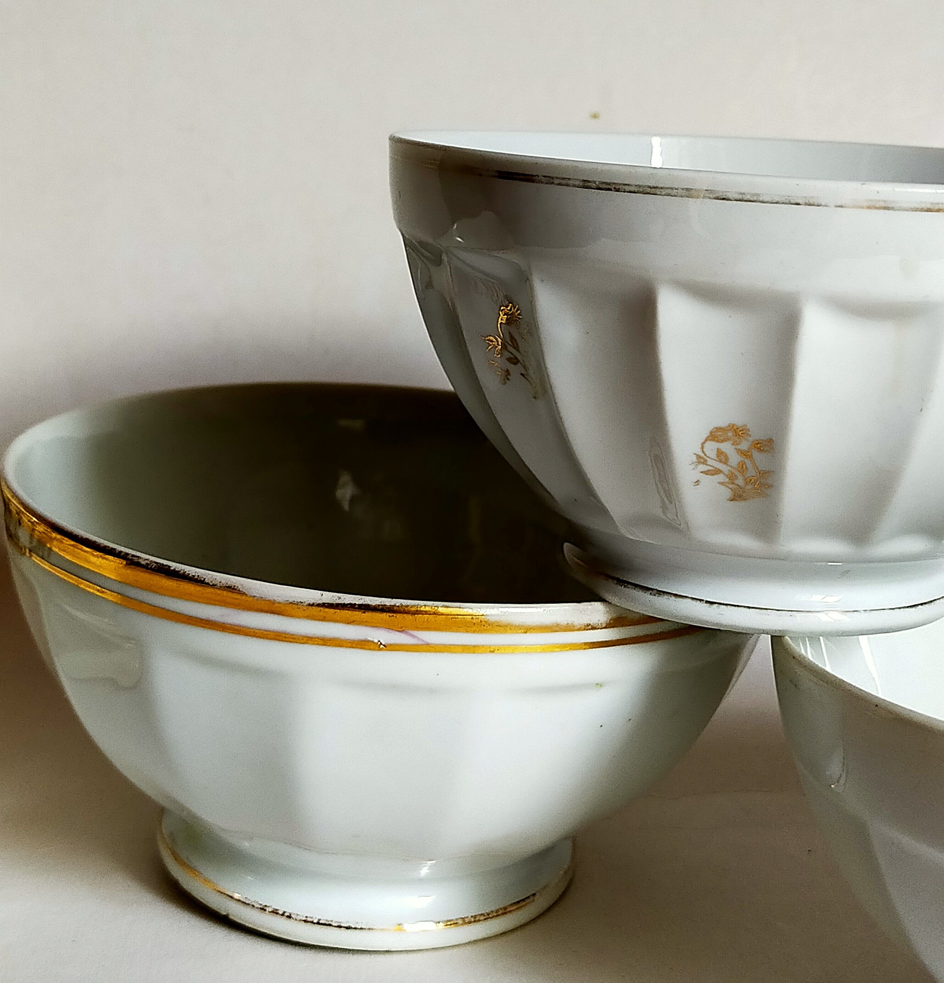 Five matching antique porcelain and earthenware bowls