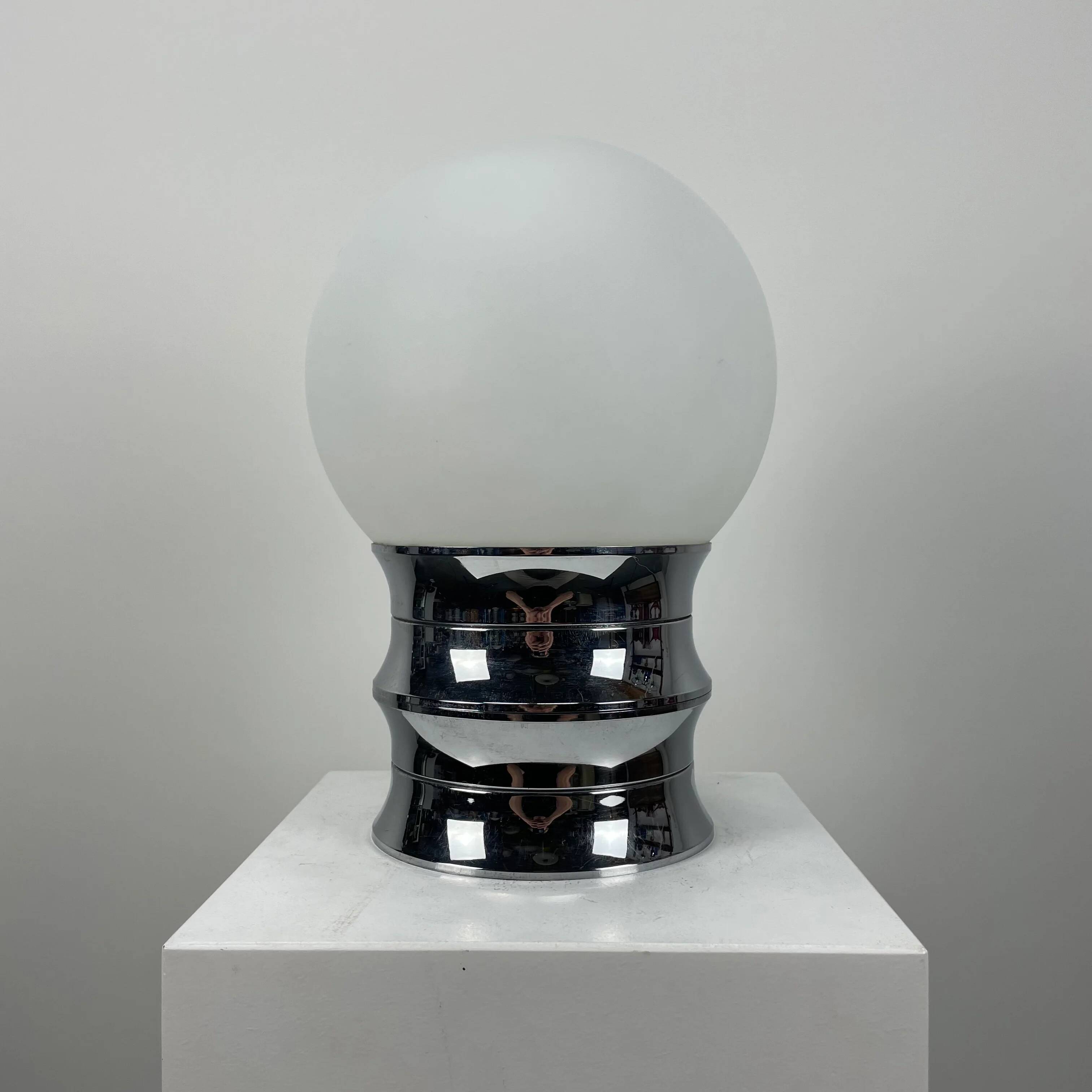 Lampe de table blanche et chrome de l'ère spatiale par Aka Electric, Allemagne 1977